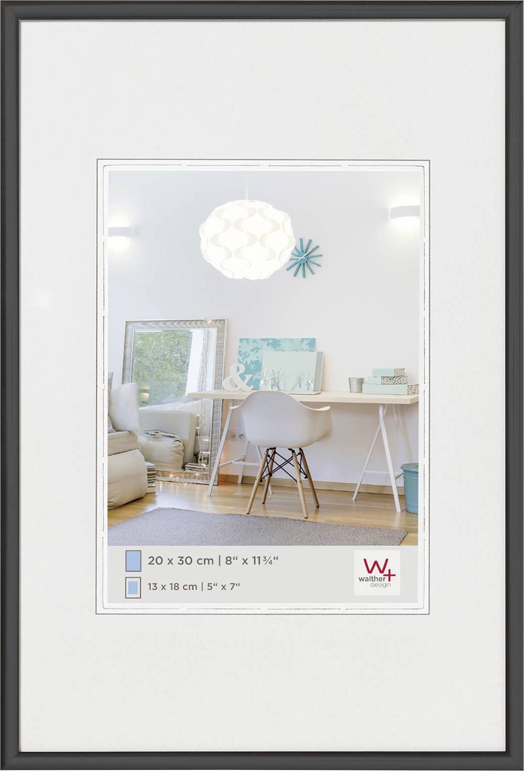 Gerahmtes Poster mit Bild eines modernen Wohnzimmers; weiße Wände, ein Tisch mit Stuhl, ein Spiegel und dekoratives Kunstwerk im Hintergrund.