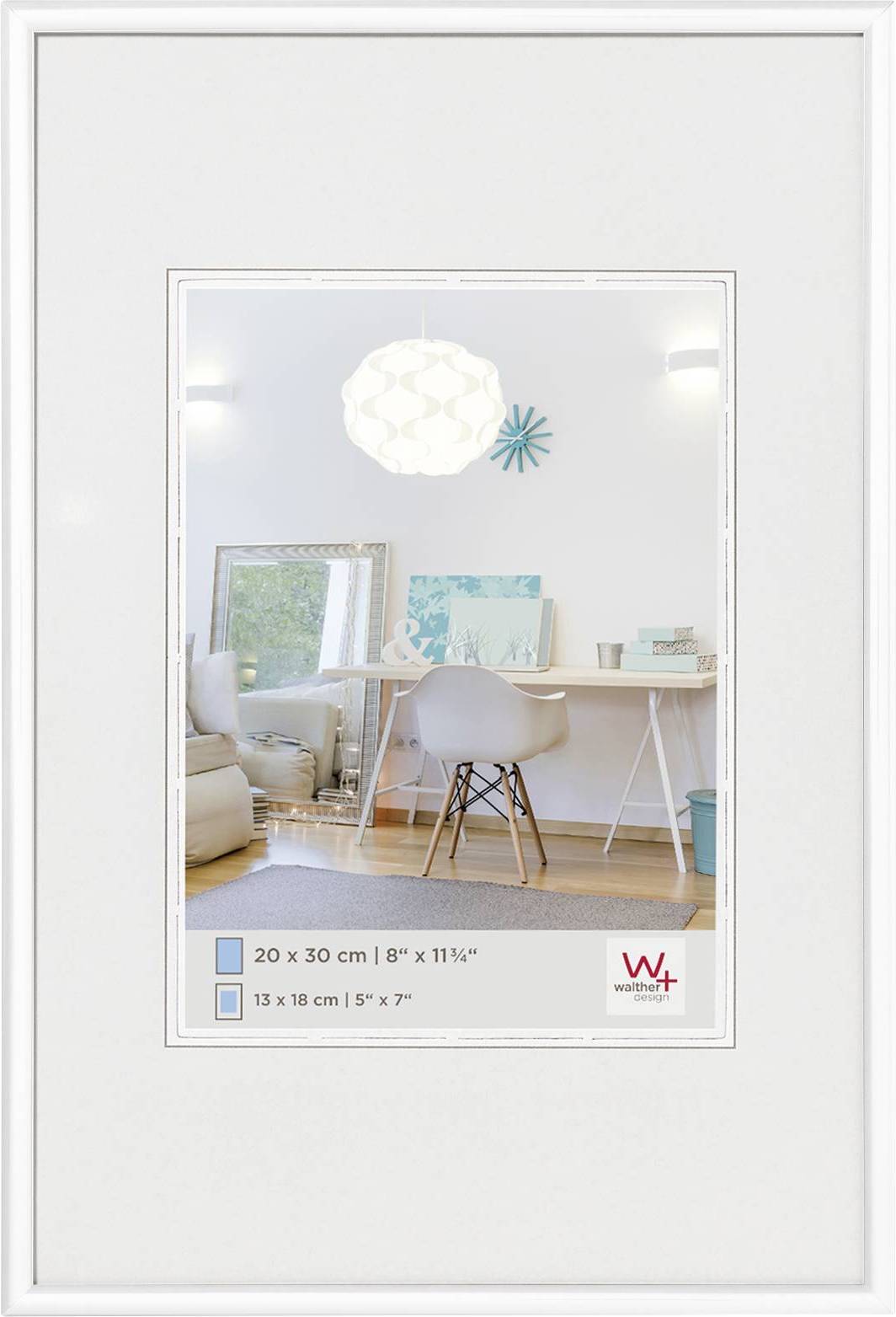 Weiße Bilderrahmen mit Produktinformationen in der Ecke, umgeben von einem modernen Wohnzimmer mit Schreibtisch und Stuhl.