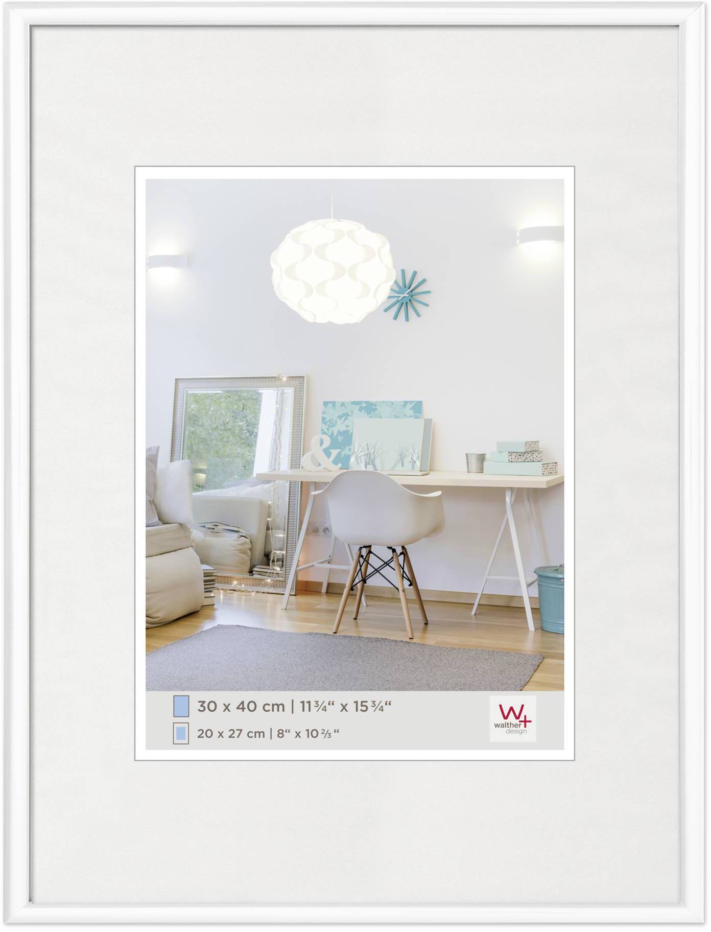 Moderner, minimalistisch eingerichteter Raum mit Schreibtisch, Stuhl und dekorativen Elementen. Ein helles, gemütliches Ambiente.