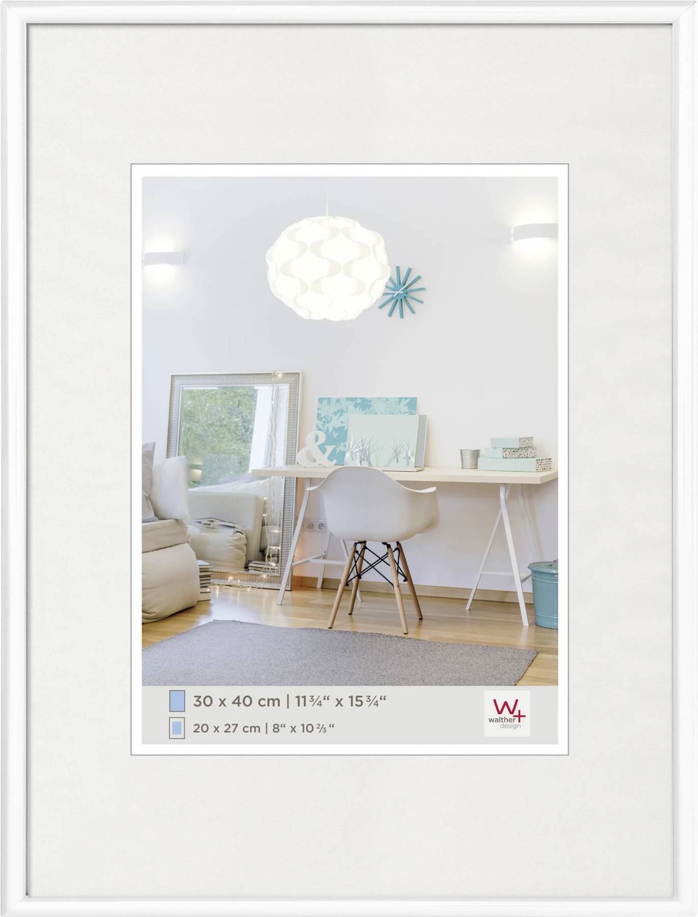 Ein modernes Arbeitszimmer mit weißem Schreibtisch, Stuhl und dekorativen Elementen. Ein Spiegel reflektiert ein Sofa und ein Fenster.