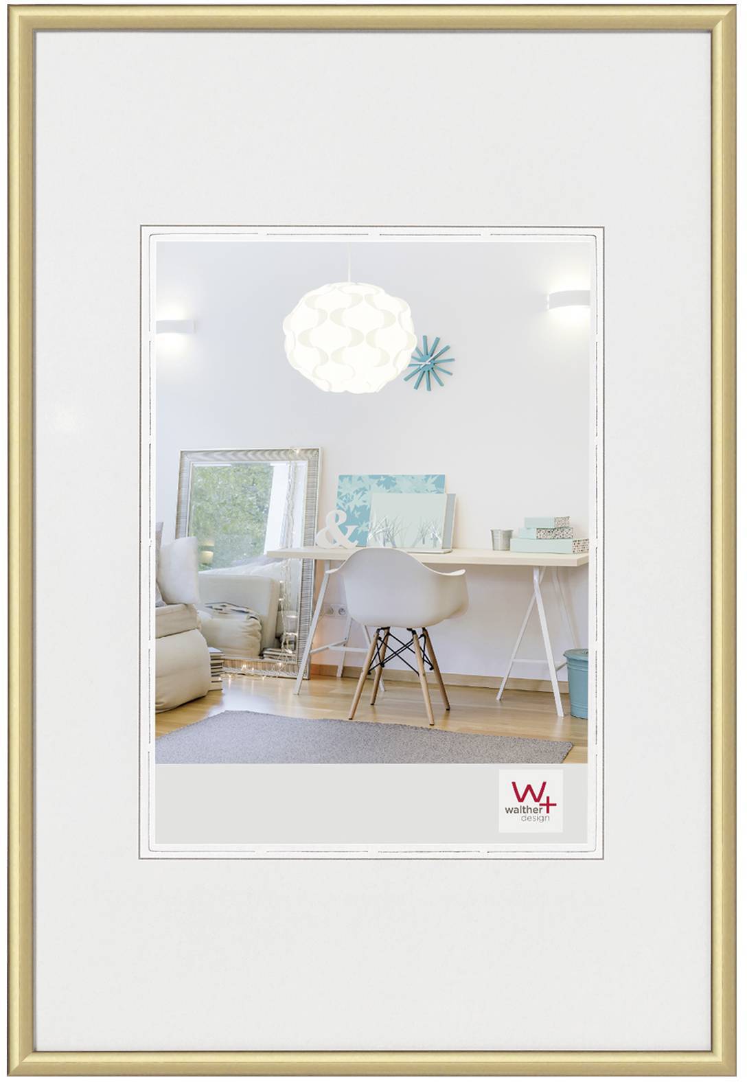 Ein moderner, heller Raum mit einem minimalistischen Schreibtisch und Stuhl, dekoriert mit einem Poster und Spiegel im Hintergrund.