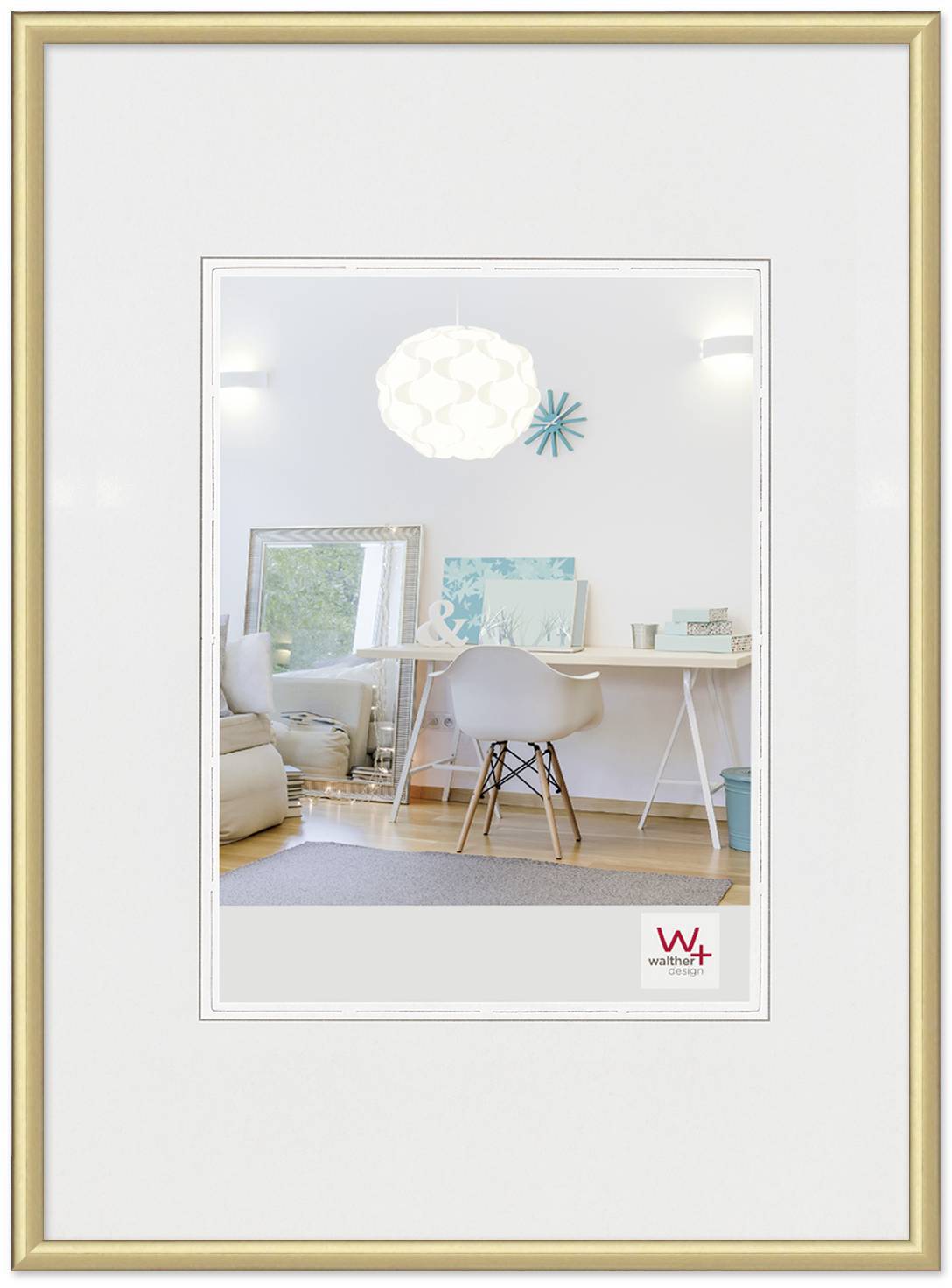 Helles, modern eingerichtetes Arbeitszimmer mit Schreibtisch, Stuhl und Dekorationselementen. Tischlampe sorgt für warmes Licht.