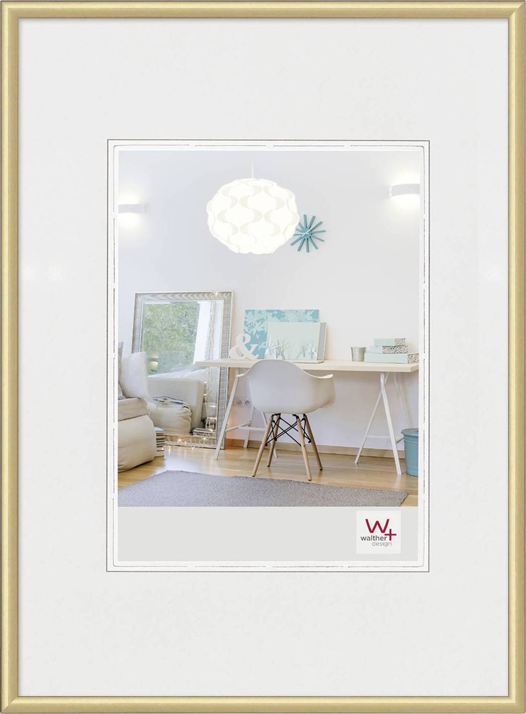 Ein helles, modern eingerichtetes Zimmer mit einem Schreibtisch, einem Stuhl und einem großen Wandspiegel. Im Hintergrund moderne Dekorationen.