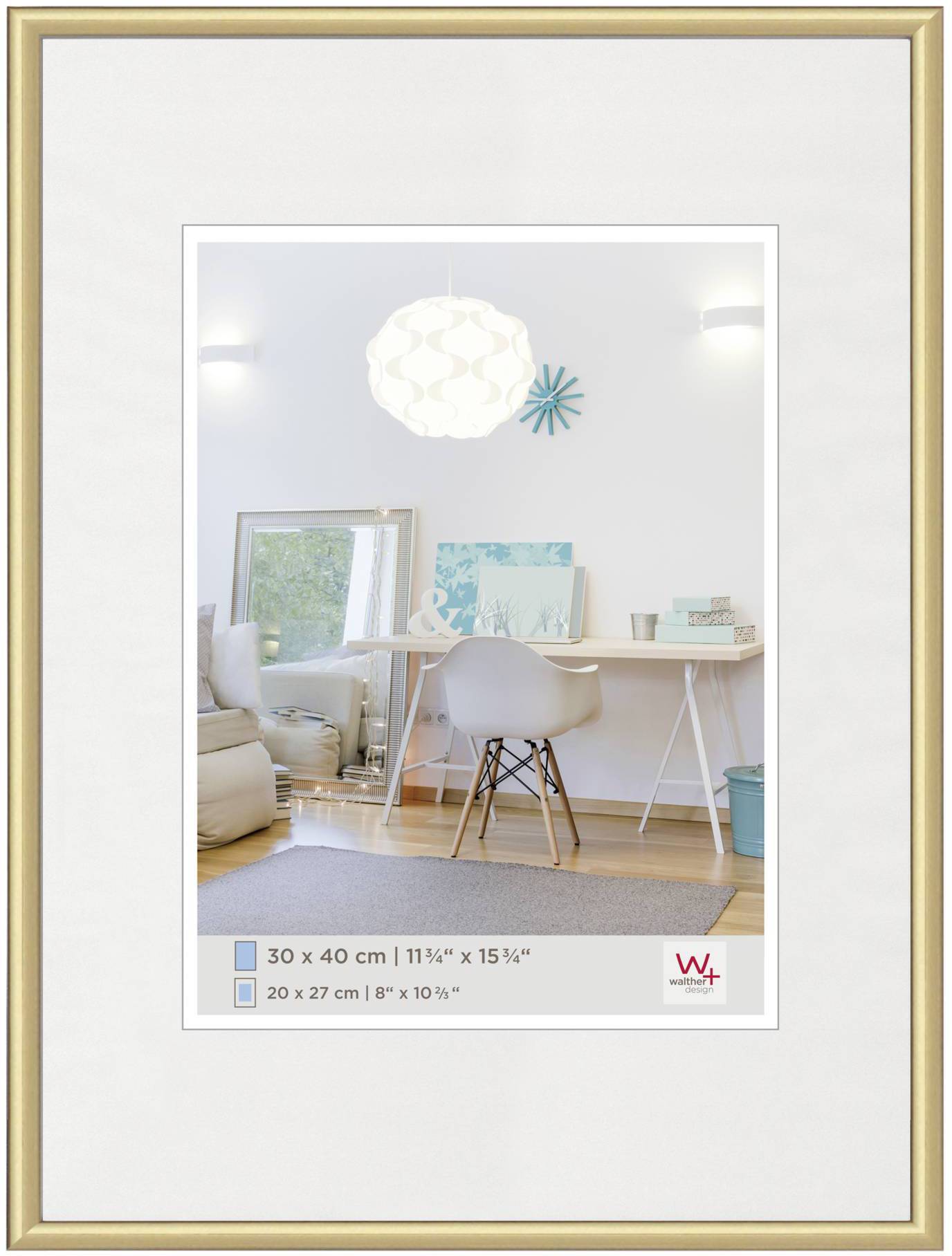 Ein modernes, helles Wohnzimmer mit einem weißen Schreibtisch vor einem Spiegel. Ein kleiner blauer Dekorartikel hängt an der Wand.