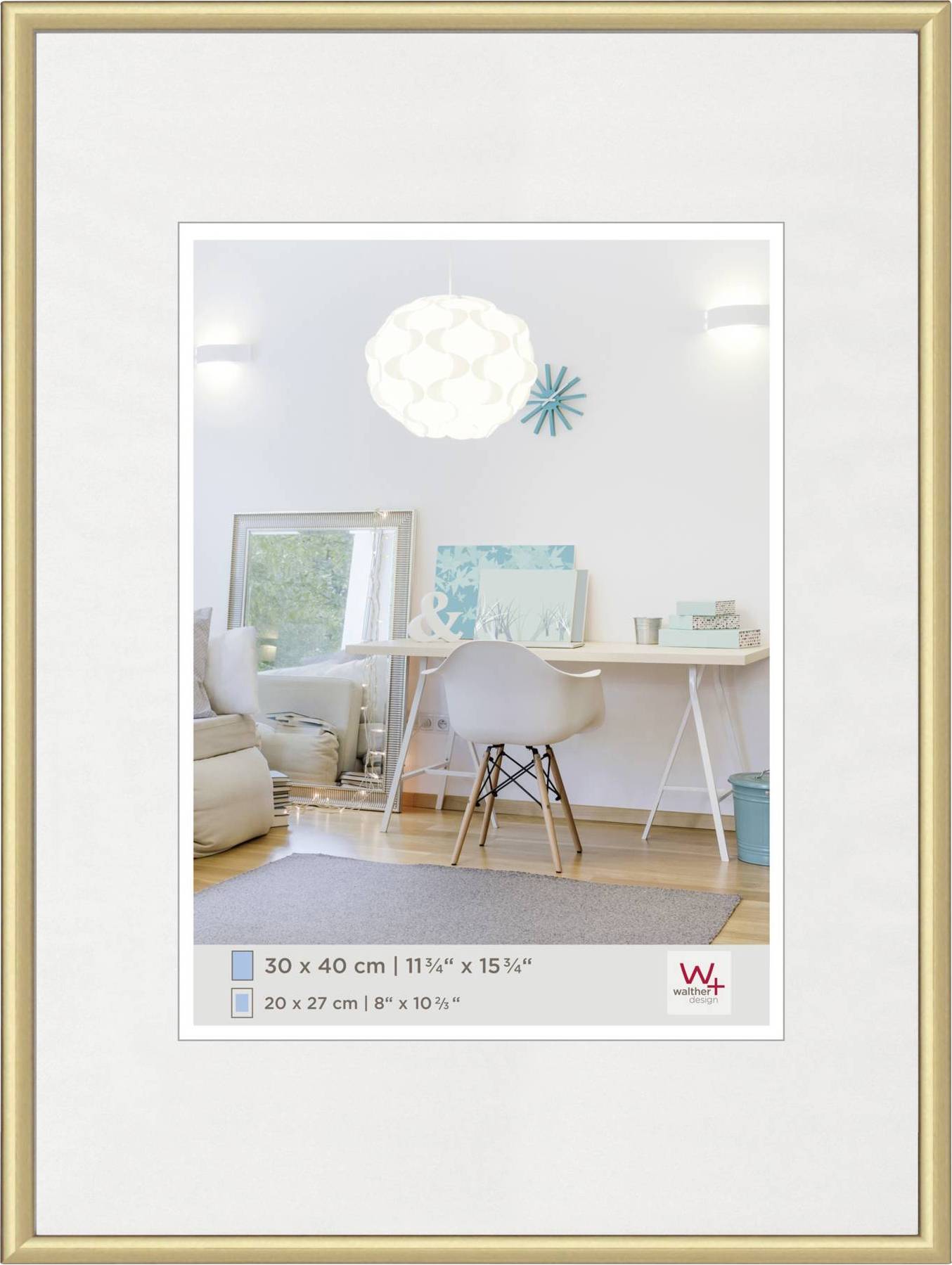 Ein schlicht eingerichtetes Arbeitszimmer mit Schreibtisch, Stuhl und Wanddekor. Größenangaben: 30 x 40 cm (11¾