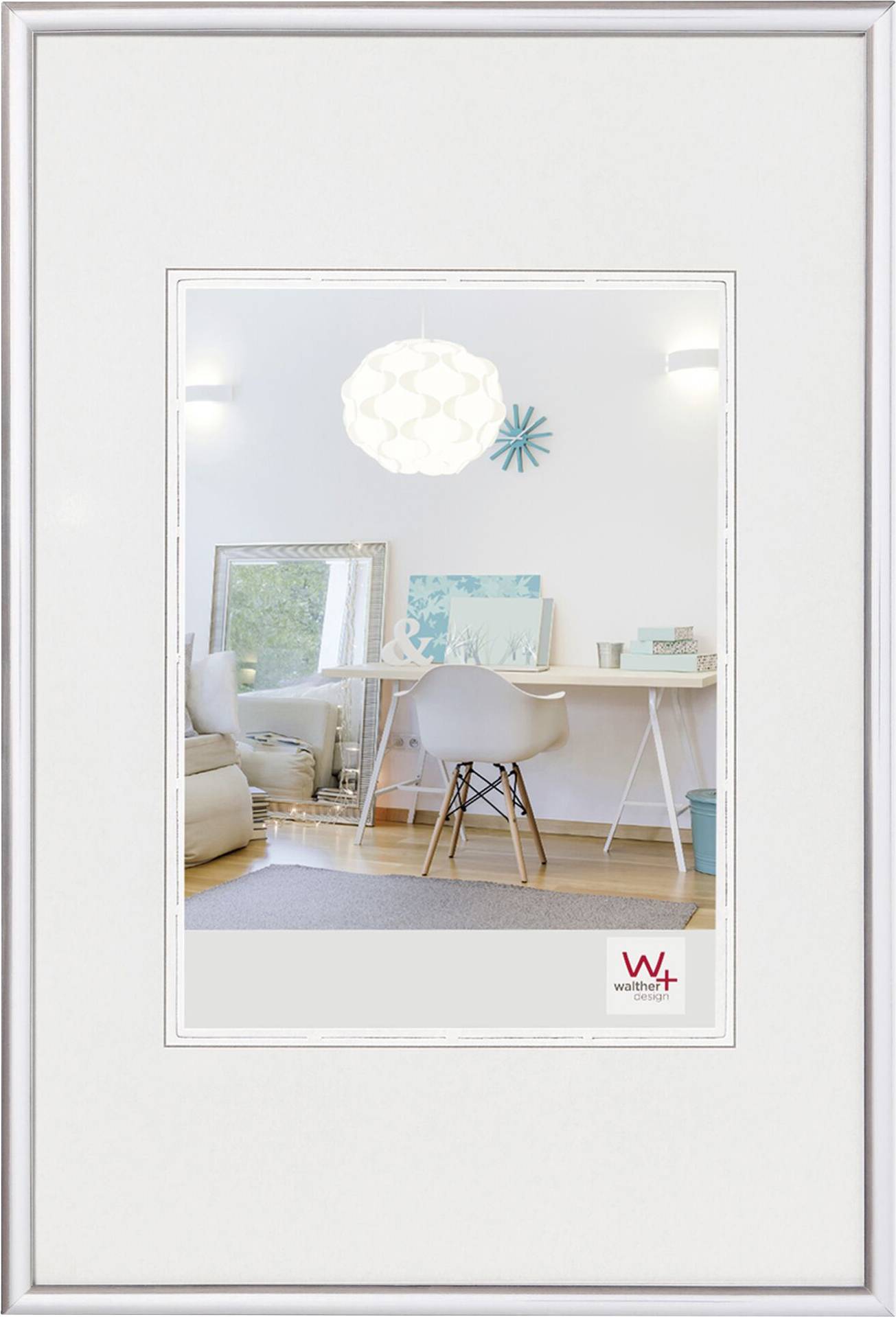 Modernes, helles Wohnzimmer mit weißem Tisch, Stuhl und Stehlampe. Ein großer Spiegel reflektiert den Raum. Minimalistische Deko.