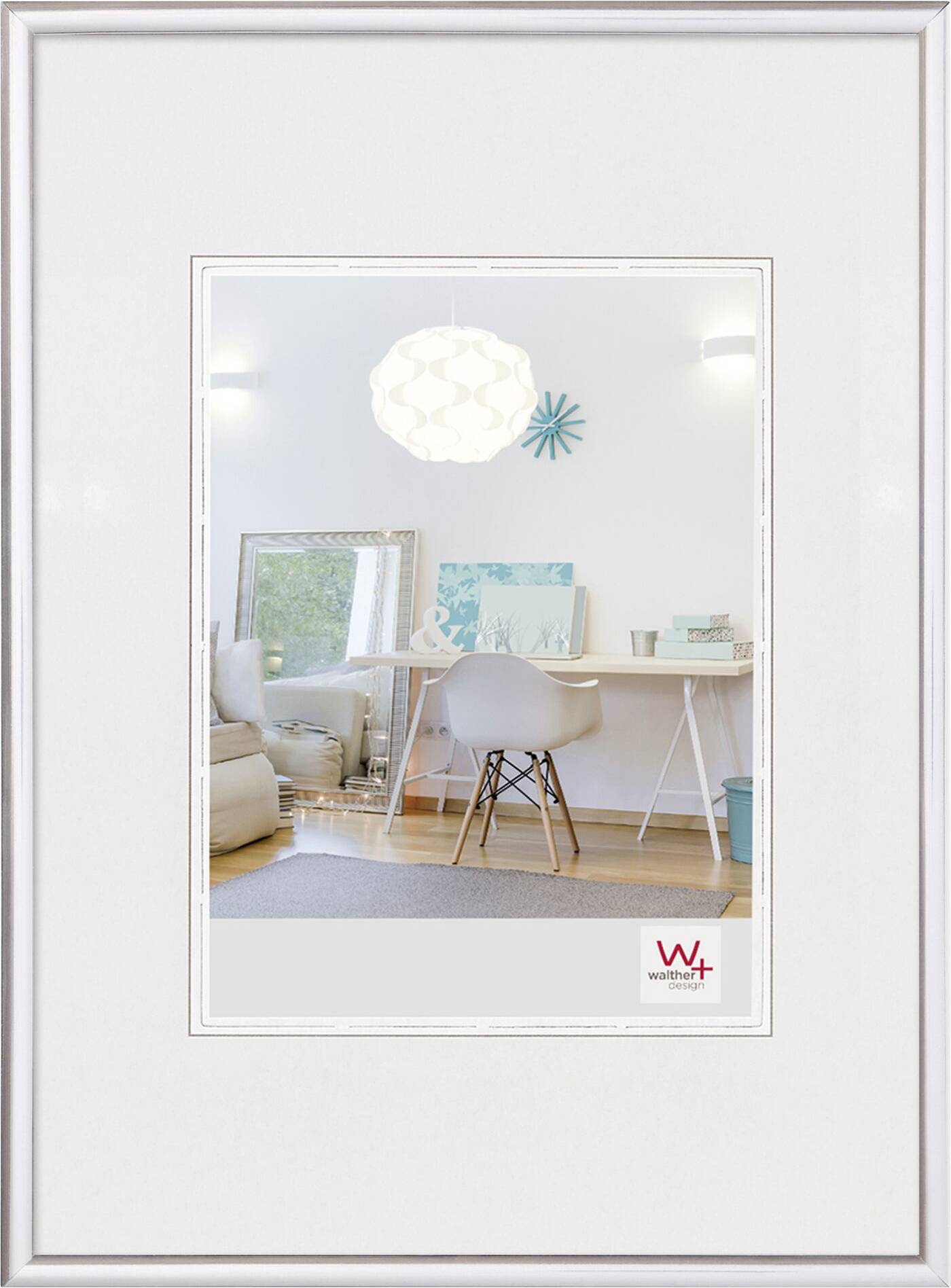 Helles Zimmer mit Schreibtisch, weißem Stuhl und dekorativem Spiegel. Wanddekoration und Kunstwerke schaffen eine moderne Atmosphäre.