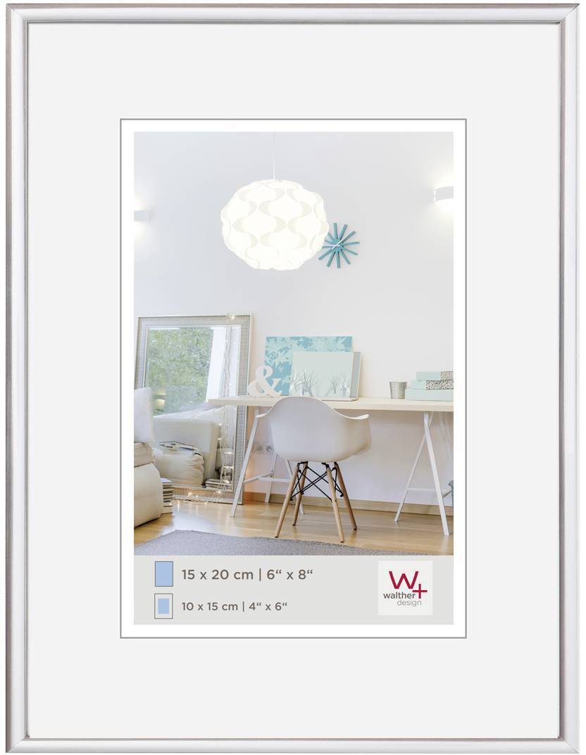 Ein moderner, heller Raum mit einem weißen Schreibtisch, einem Stuhl, einem Spiegel und türkisfarbenen Dekorationen.