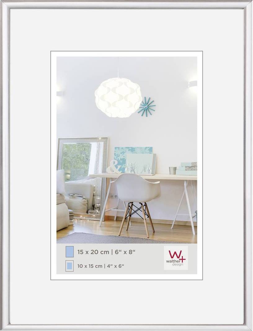 Rahmen mit modernem, hellem Interieur: weißer Schreibtisch, Stuhl und dekorative Elemente; Wandkunst und Spiegel im Hintergrund.