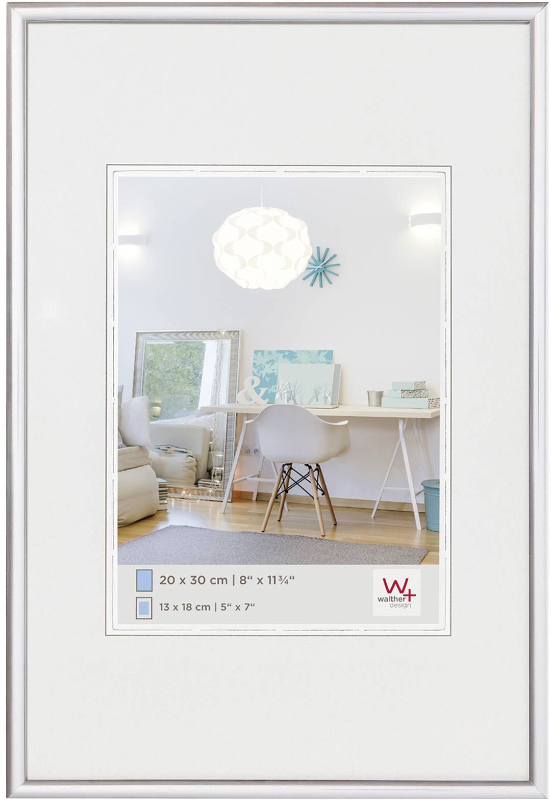 Ein eleganter Raum mit einem weißen Schreibtisch, darauf ein Kunstwerk. Ein Spiegel lehnt an der Wand, daneben ein moderner Stuhl.