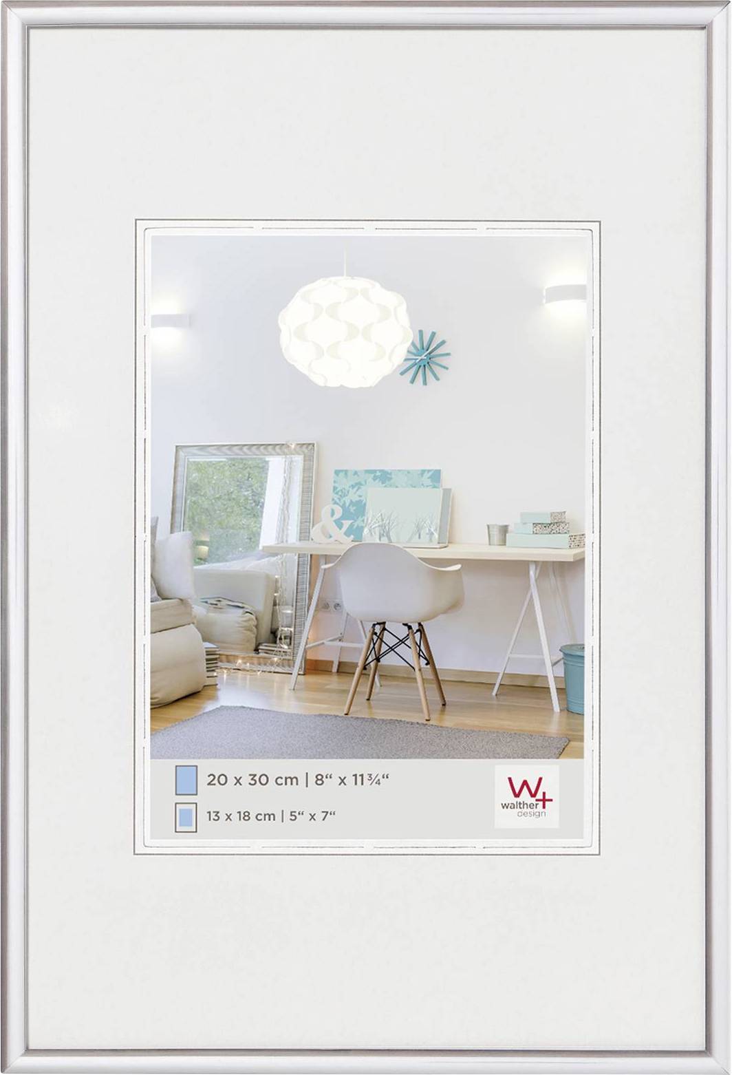 Gerahmtes Bild mit einem modernen, stilvollen Arbeitszimmer. Enthält weißen Tisch, weiße Lampe und Kunstwerk. Maße: 20 x 30 cm.