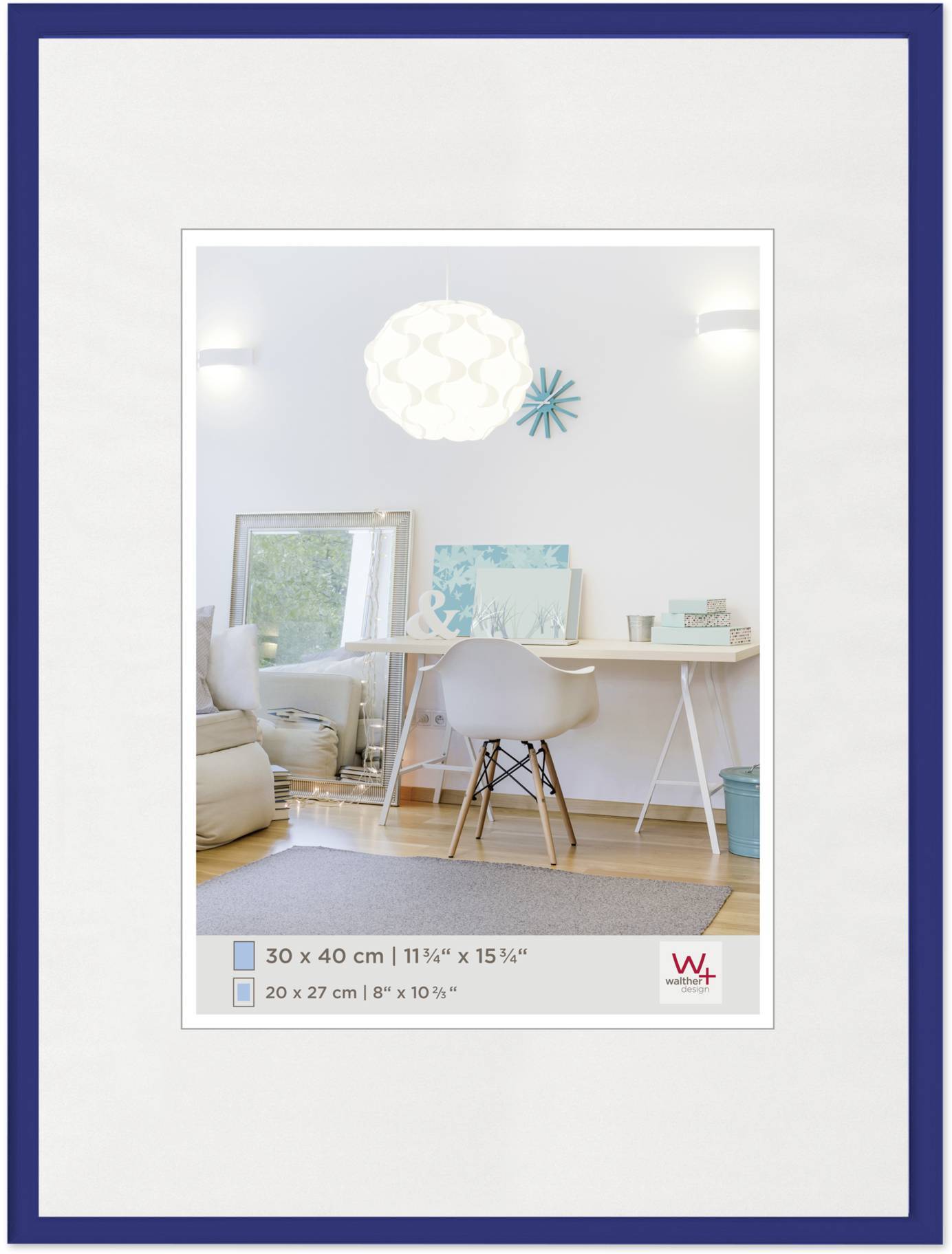 Bilderrahmen mit blauem Rand, zeigt einen modernen Schreibtisch mit Stuhl und Lampe in einem hellen Raum. Maße: 30 x 40 cm.