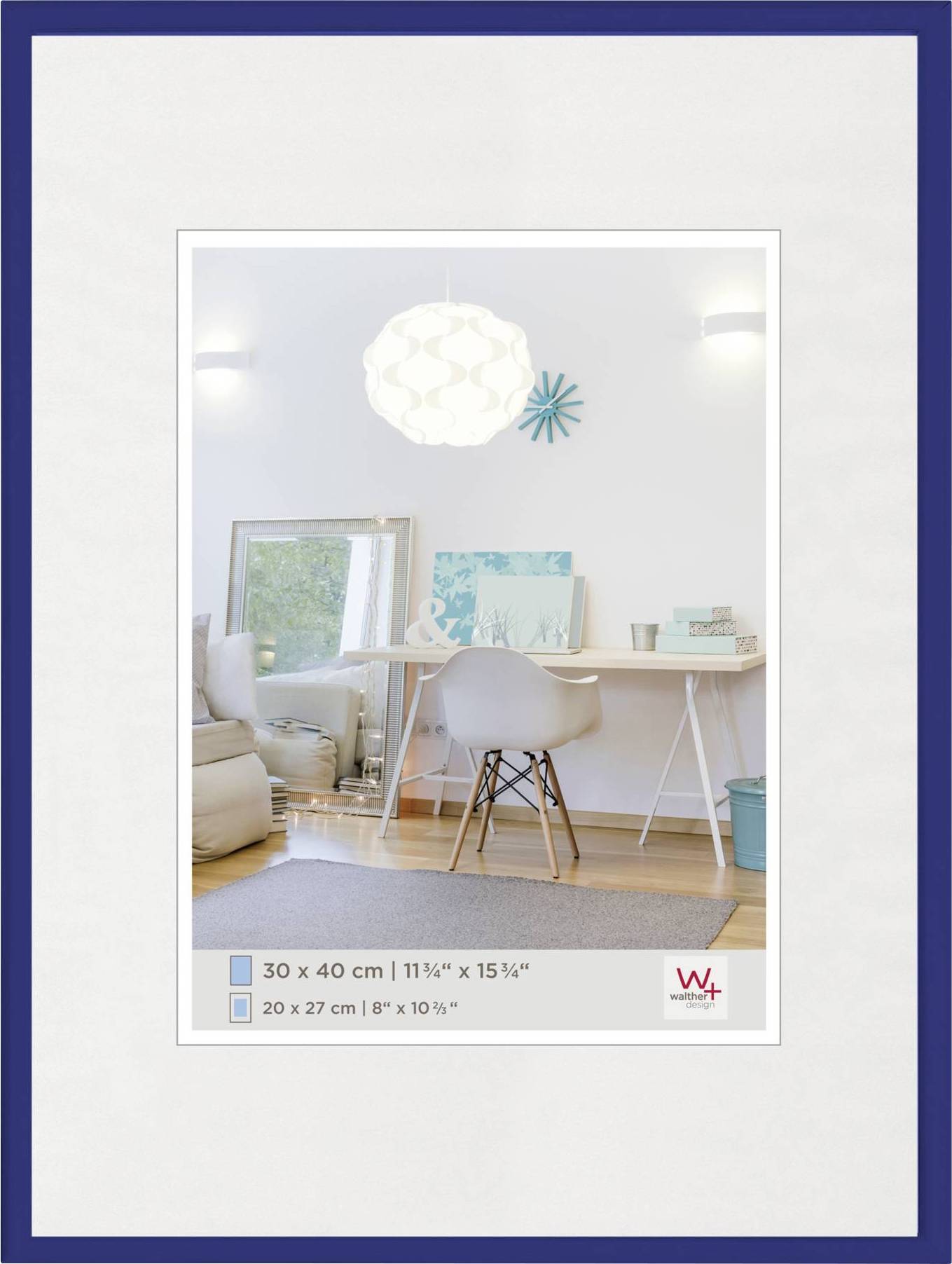 Ein heller, minimalistisch eingerichteter Raum mit weißem Schreibtisch, weißem Stuhl und dekorativer Lampe. Eine Leinwand steht angelehnt auf dem Tisch.