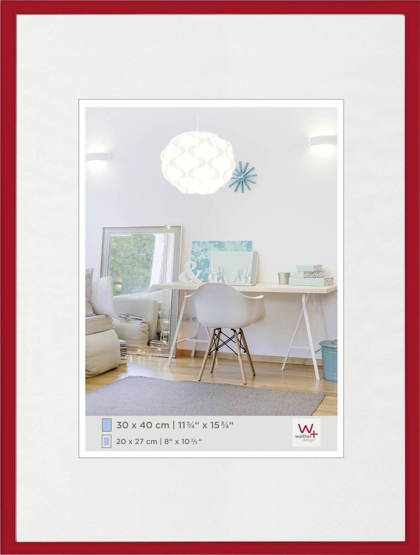Ein weißer Bilderrahmen mit rotem Rand zeigt ein modernes Zimmer mit einem weißen Schreibtisch, Stuhl und dekorativen Elementen. Maße: 30 x 40 cm.