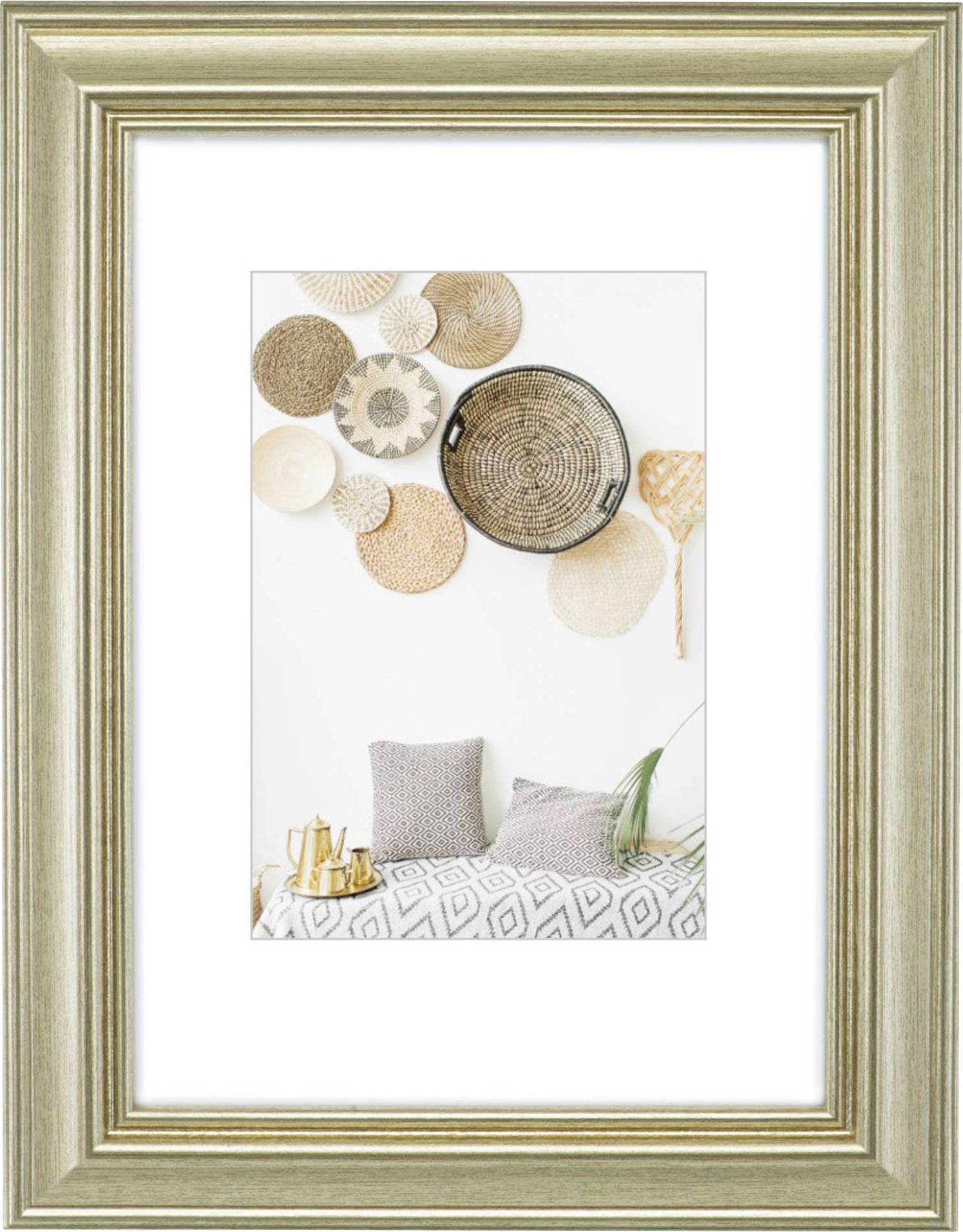 Ein Wohnzimmerdekor mit geflochtenen Körben an der weißen Wand, zwei grauen Kissen und einer Decke auf einem Sofa.