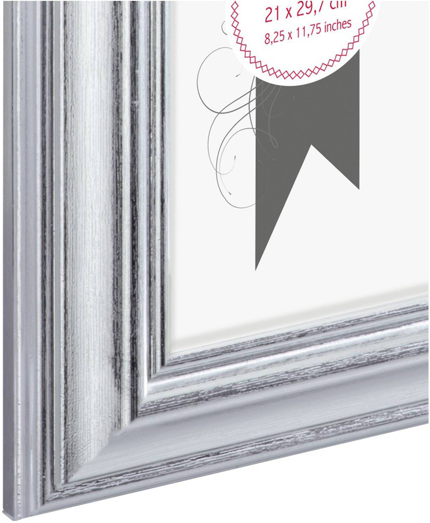 Silberner Bilderrahmen mit Zierleiste, Teil einer modernen Gestaltung. Enthält ein dekoratives Etikett mit Formatangaben.