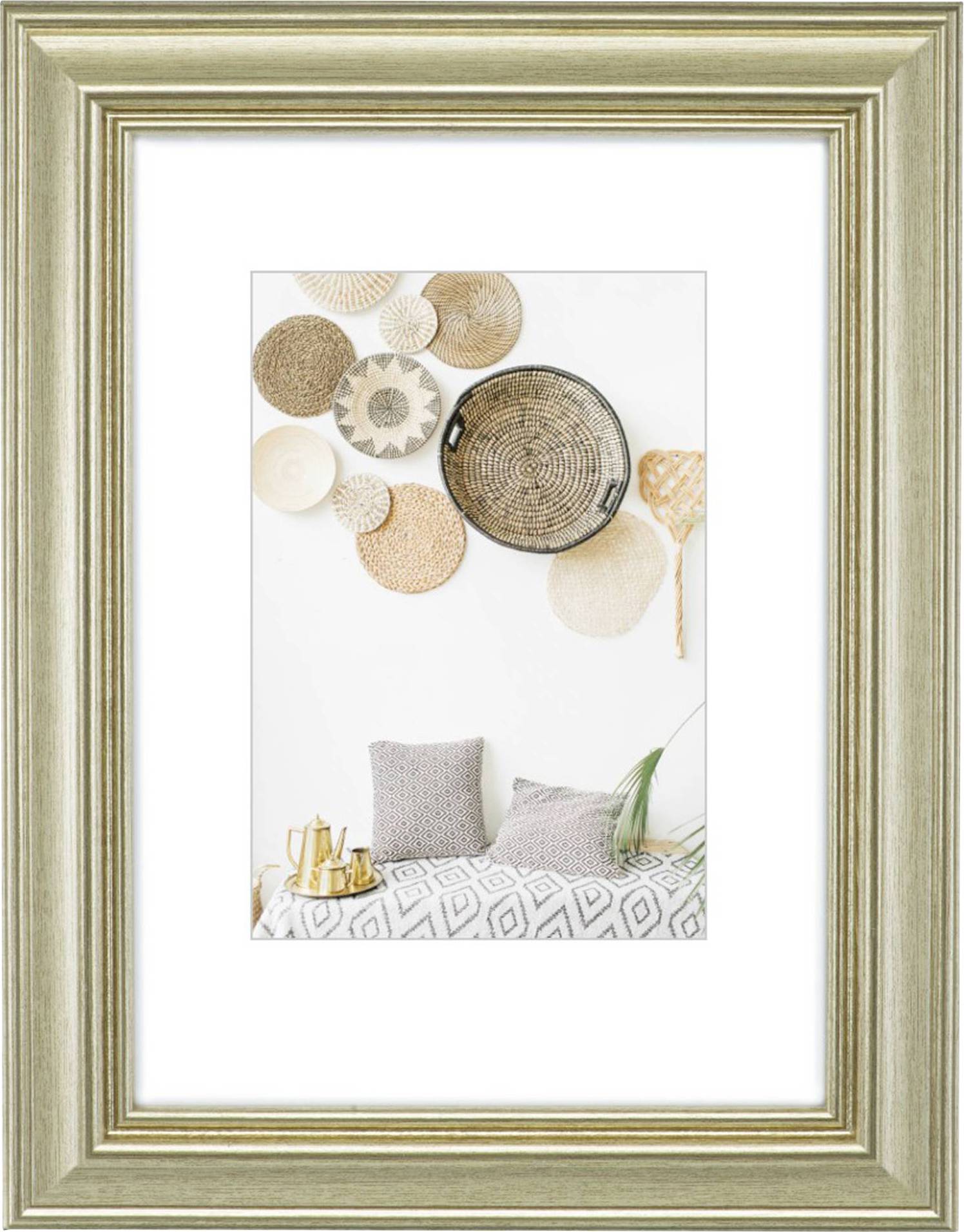 Ein dekorativ eingerichtetes Wohnzimmer mit grauen Kissen auf einem gemusterten Sofa, umgeben von runden, geflochtenen Wanddekorationen.