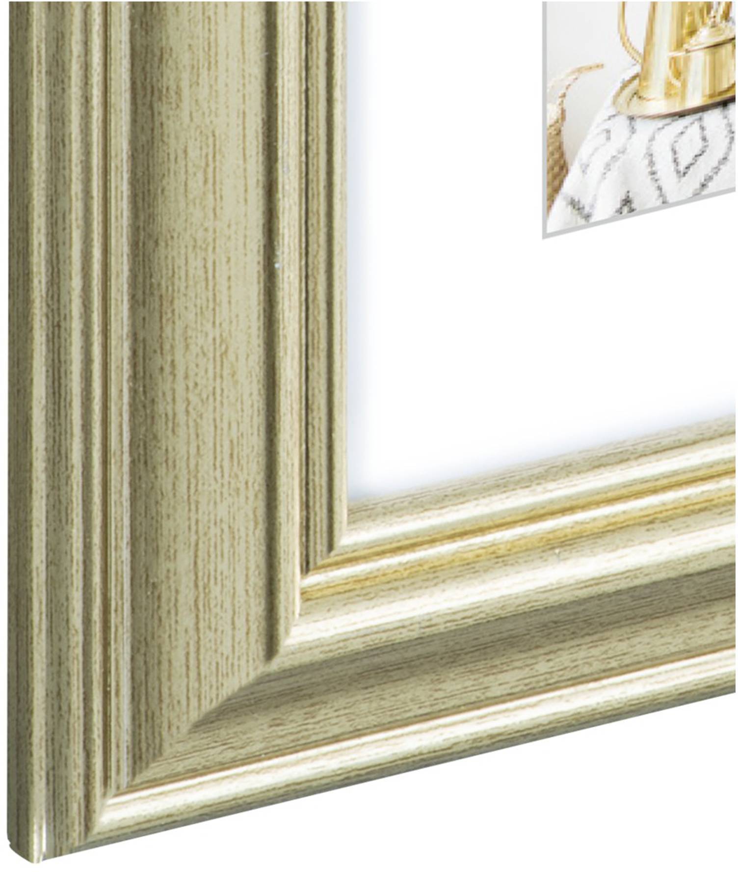 Detailaufnahme eines hellen Holzrahmens mit eingelegtem Bild.