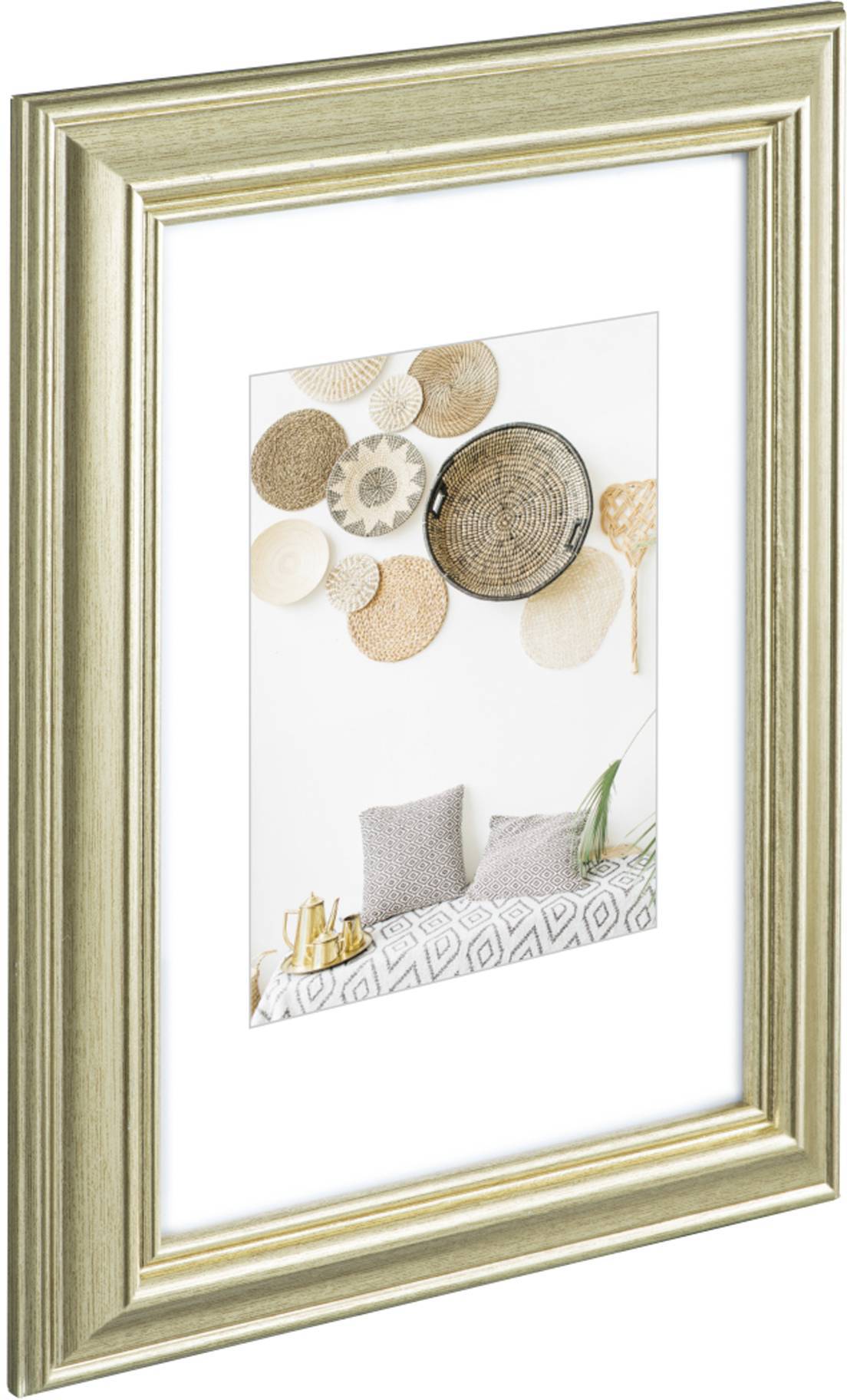 Ein goldener Bilderrahmen enthält ein Foto von dekorativen Körben, die an einer Wand über einem grauen Sofa montiert sind.
