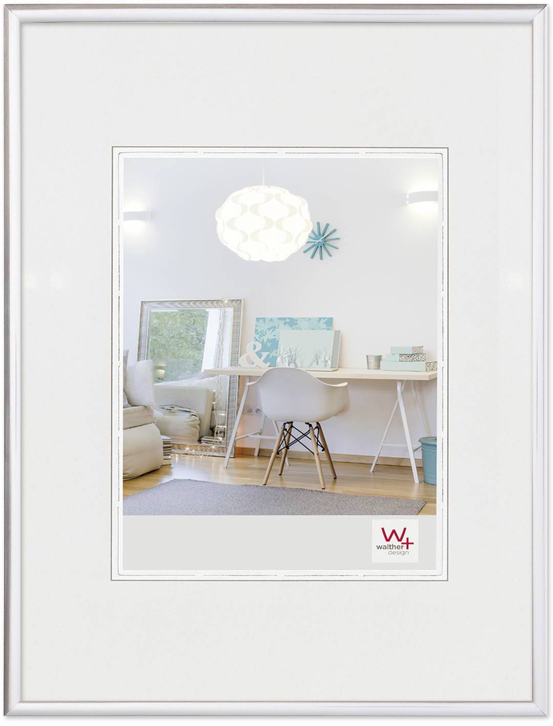 Modern eingerichtetes Wohnzimmer mit weißem Schreibtisch, Papasessel, Spiegel und blauer Dekoration an der Wand.