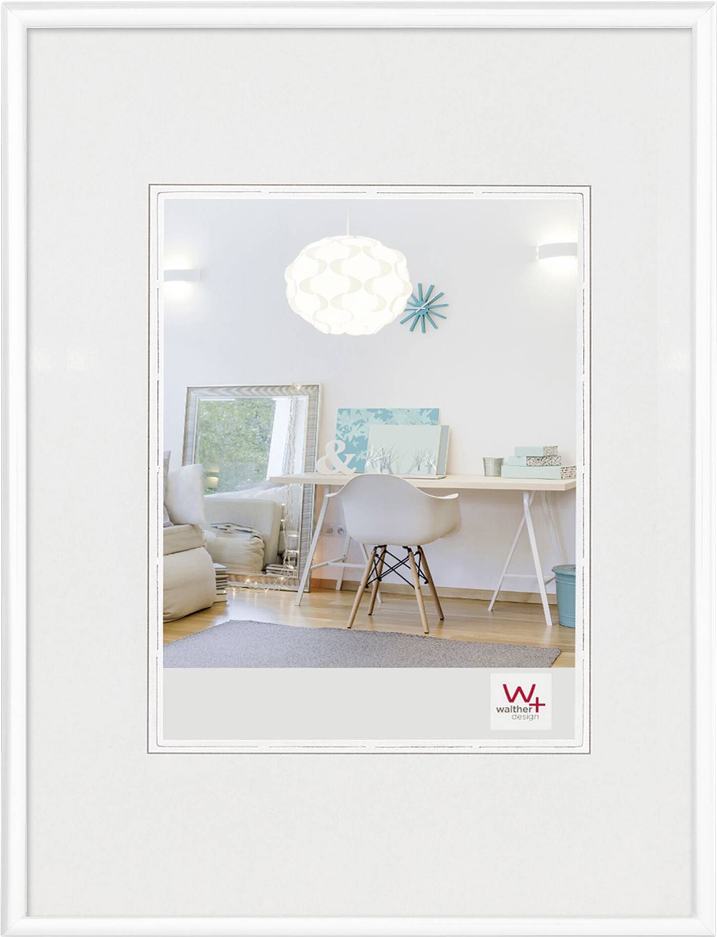 Ein heller, stilvoller Raum mit Schreibtisch, Stuhl und dekorativer Beleuchtung. Ein Bild und Spiegel stehen im Hintergrund, modernes Design.