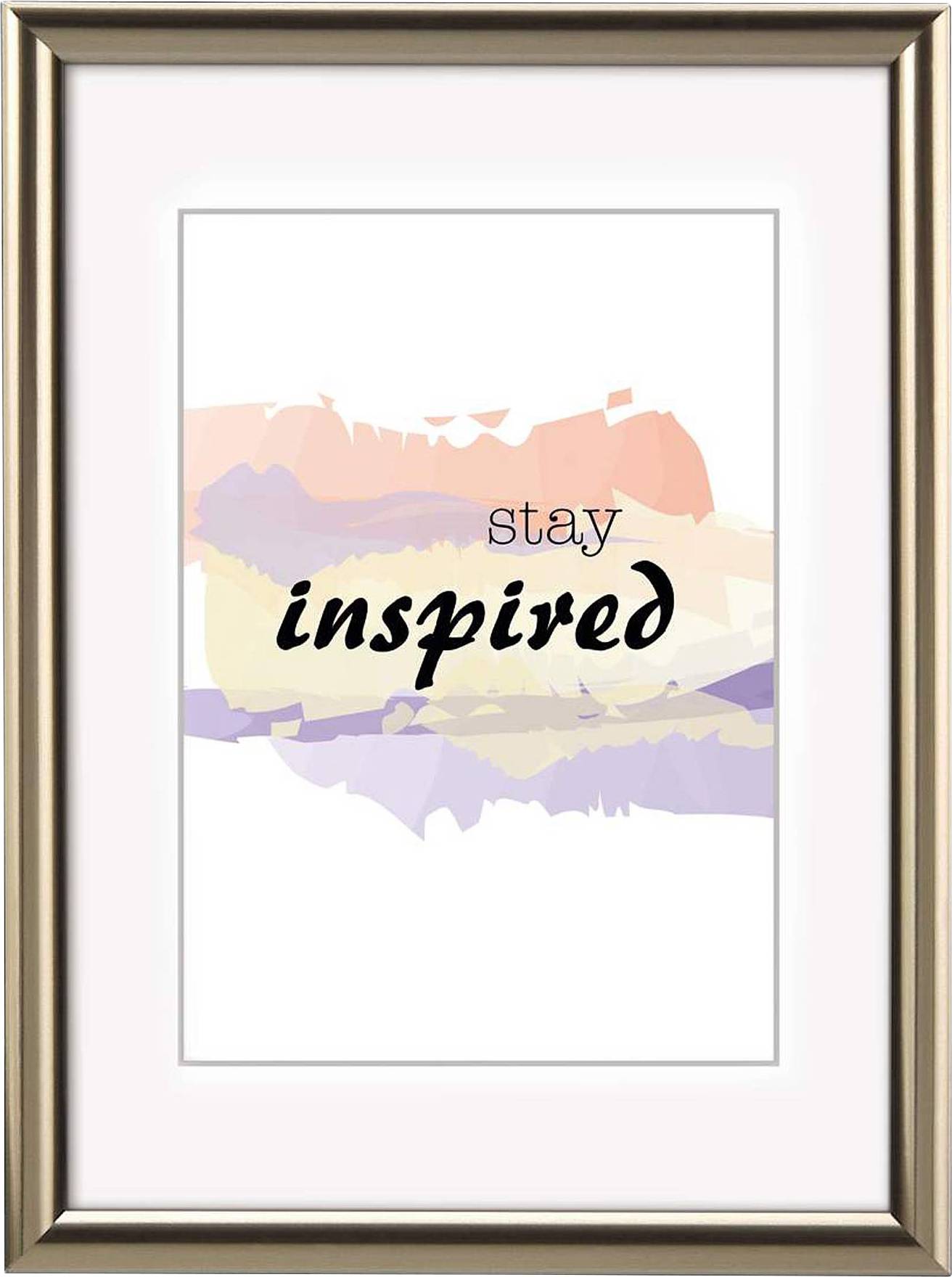 Gerahmtes Zitat 'stay inspired' auf Aquarellhintergrund in Pastelltönen.