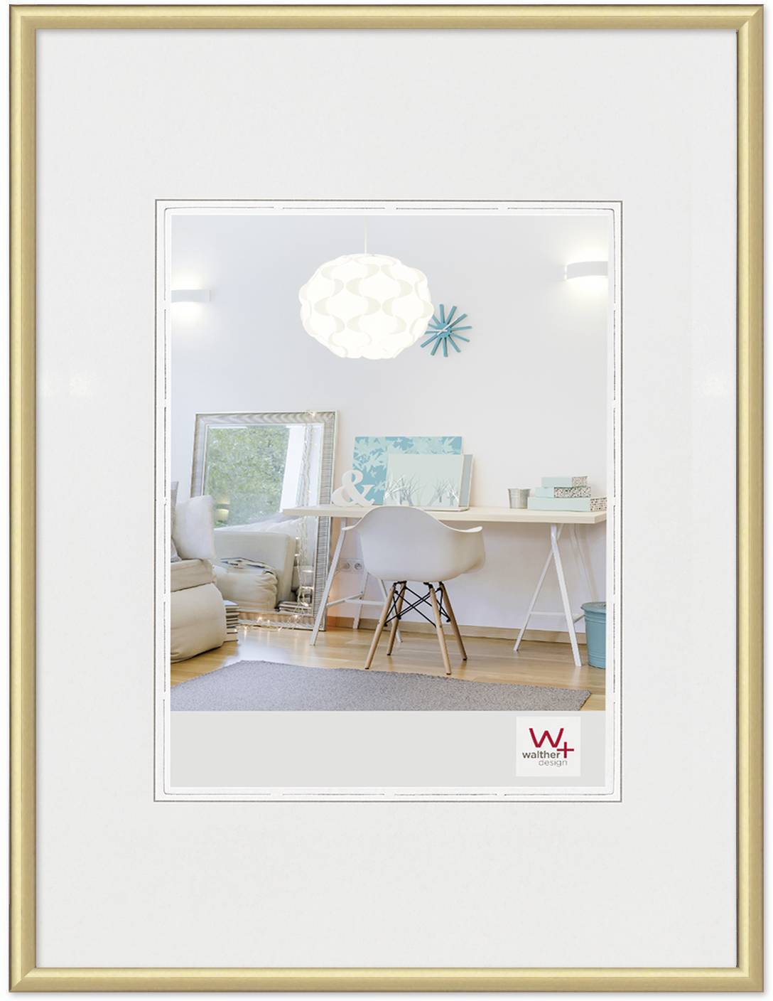 Ein modern eingerichtetes Zimmer mit einem weißen Schreibtisch, einem Stuhl und Dekorationen. Eine Hängeleuchte beleuchtet den Raum.