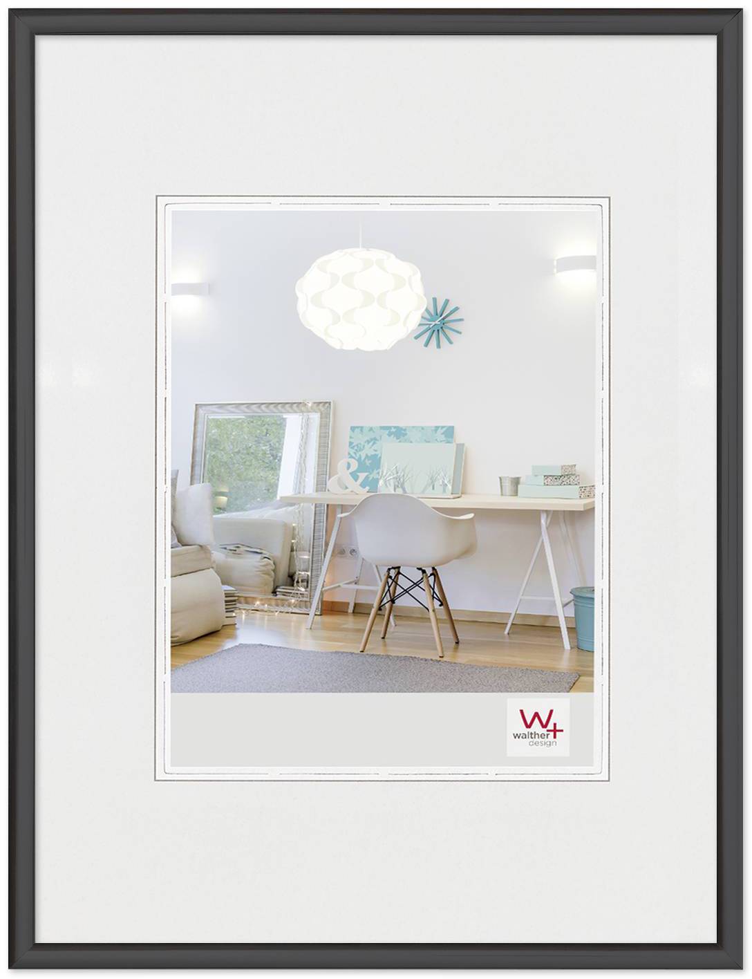 Helles Wohnzimmer mit Schreibtisch, Lampe und Dekoration. Ein großer Spiegel lehnt an der Wand, und ein Gemälde steht auf dem Tisch.