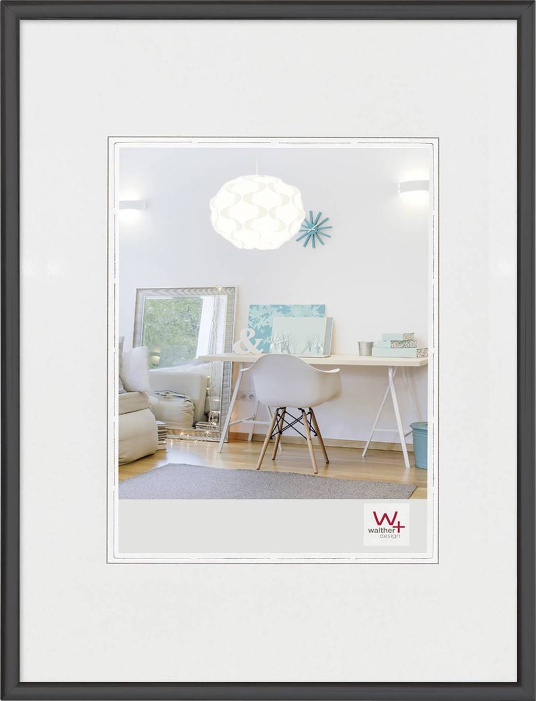 Ein helles, modernes Arbeitszimmer mit einem weißen Schreibtisch, einem Stuhl und einem großen Spiegel. Im Hintergrund ist ein Gemälde zu sehen.