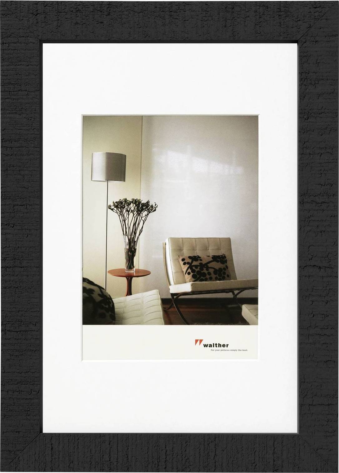 Ein elegant eingerichtetes Wohnzimmer mit einem Sessel, einem Couchtisch und einer Stehlampe. Im Hintergrund ist eine Pflanze zu sehen.