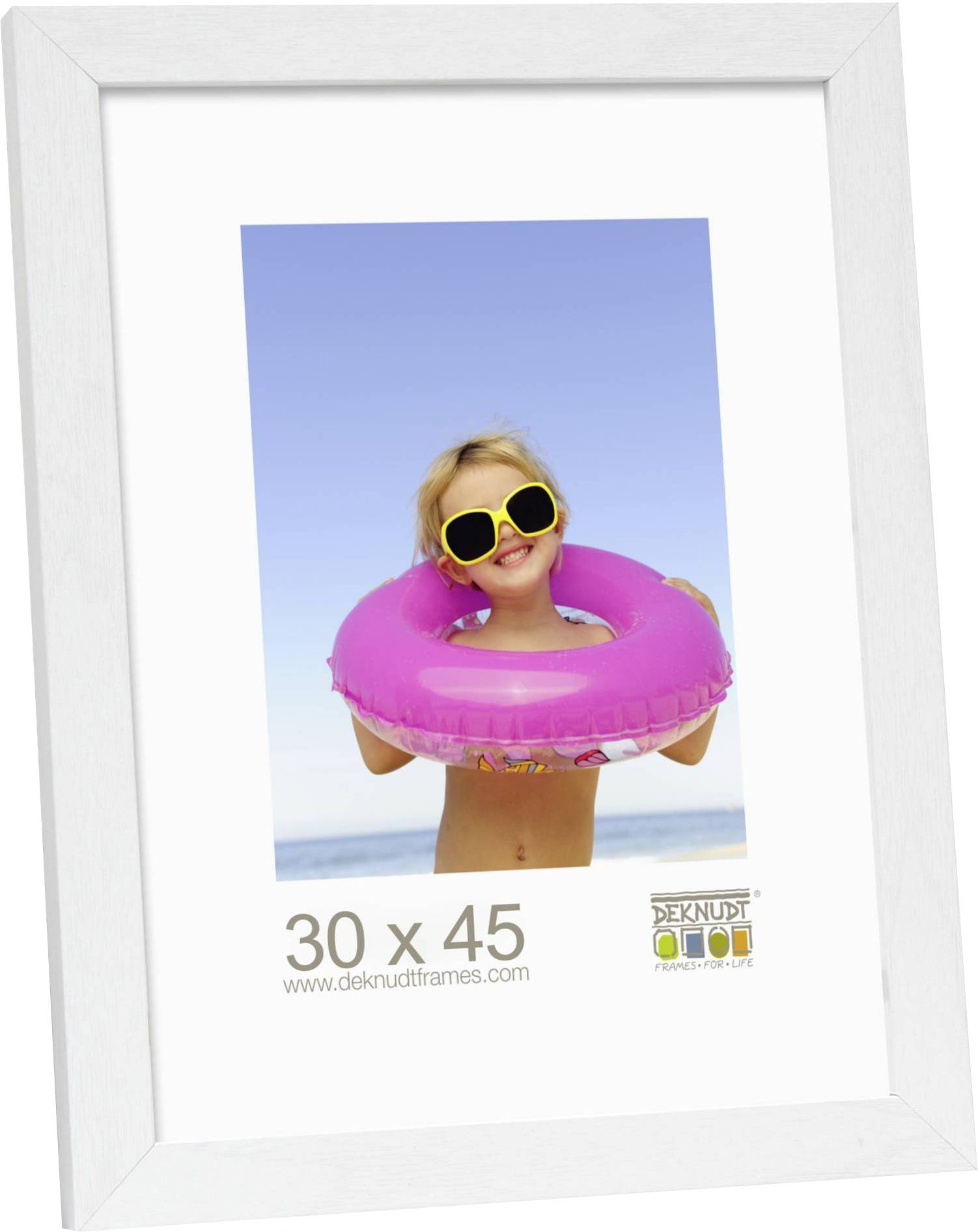 Ein Kind am Strand trägt eine gelbe Sonnenbrille und einen rosa Schwimmreifen. Darunter stehen die Maße '30 x 45' und eine Website.