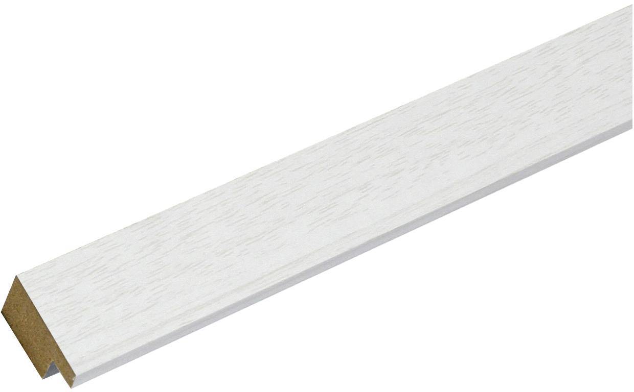 Ein weißer Holzleistenabschnitt mit dreieckigem Querschnitt auf weißem Hintergrund, geeignet für Innenausbau oder Dekorprojekte.