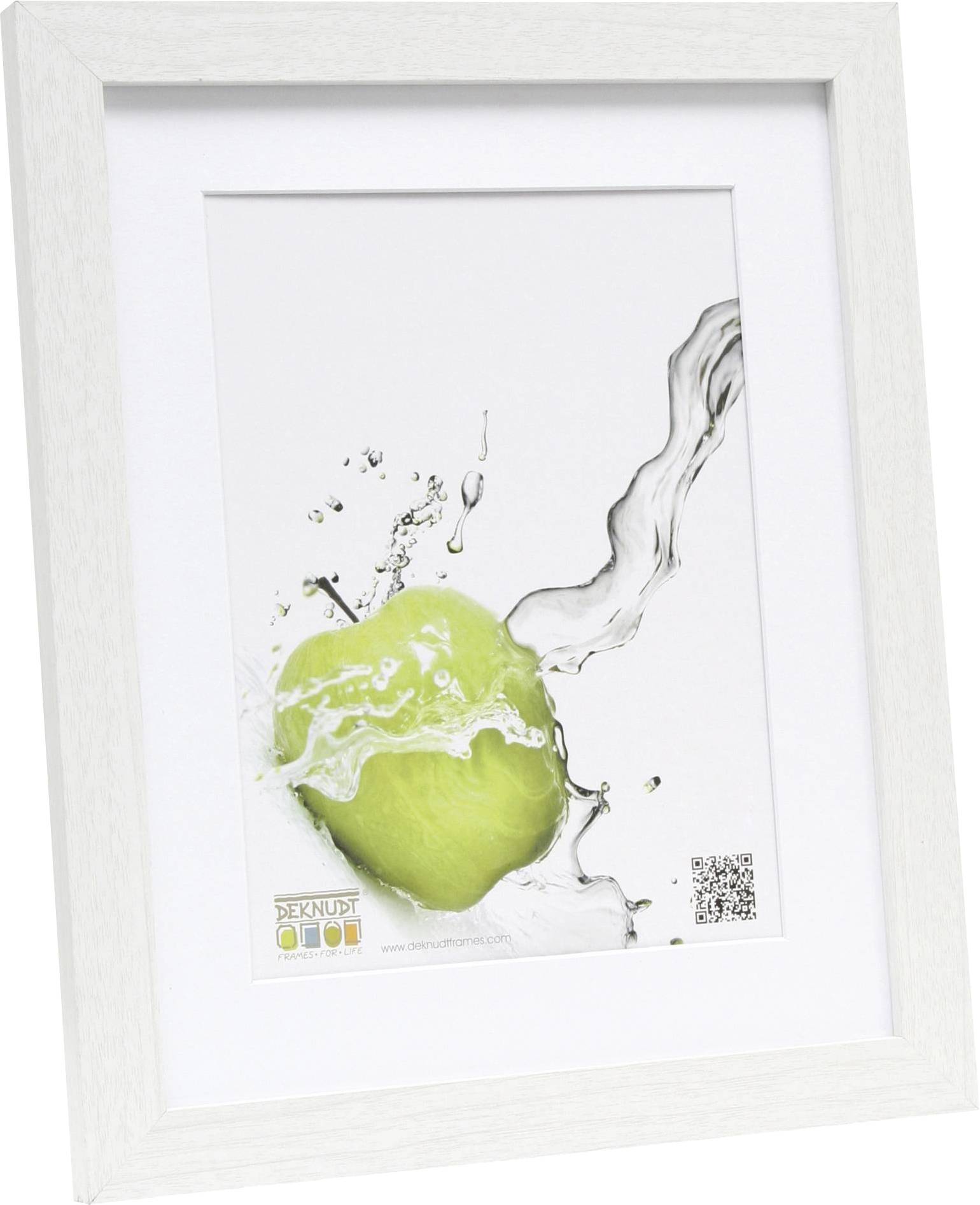 Grüner Apfel, der von Wasserspritzer getroffen wird, in weißem Rahmen präsentiert. Bildsymbol für Frische oder Ernte.