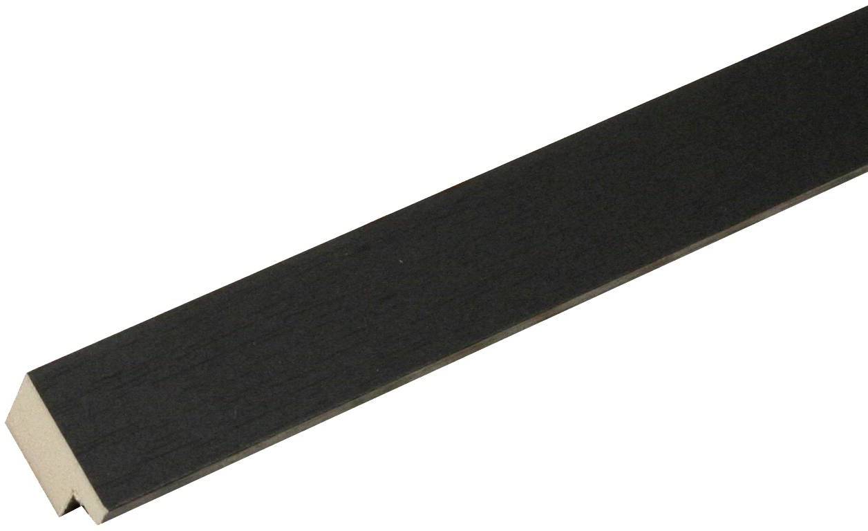 Ein langer, schwarzer dekorativer Holzstreifen mit einer rechtwinkligen Kante, geeignet für Fußleisten oder Verkleidungen.