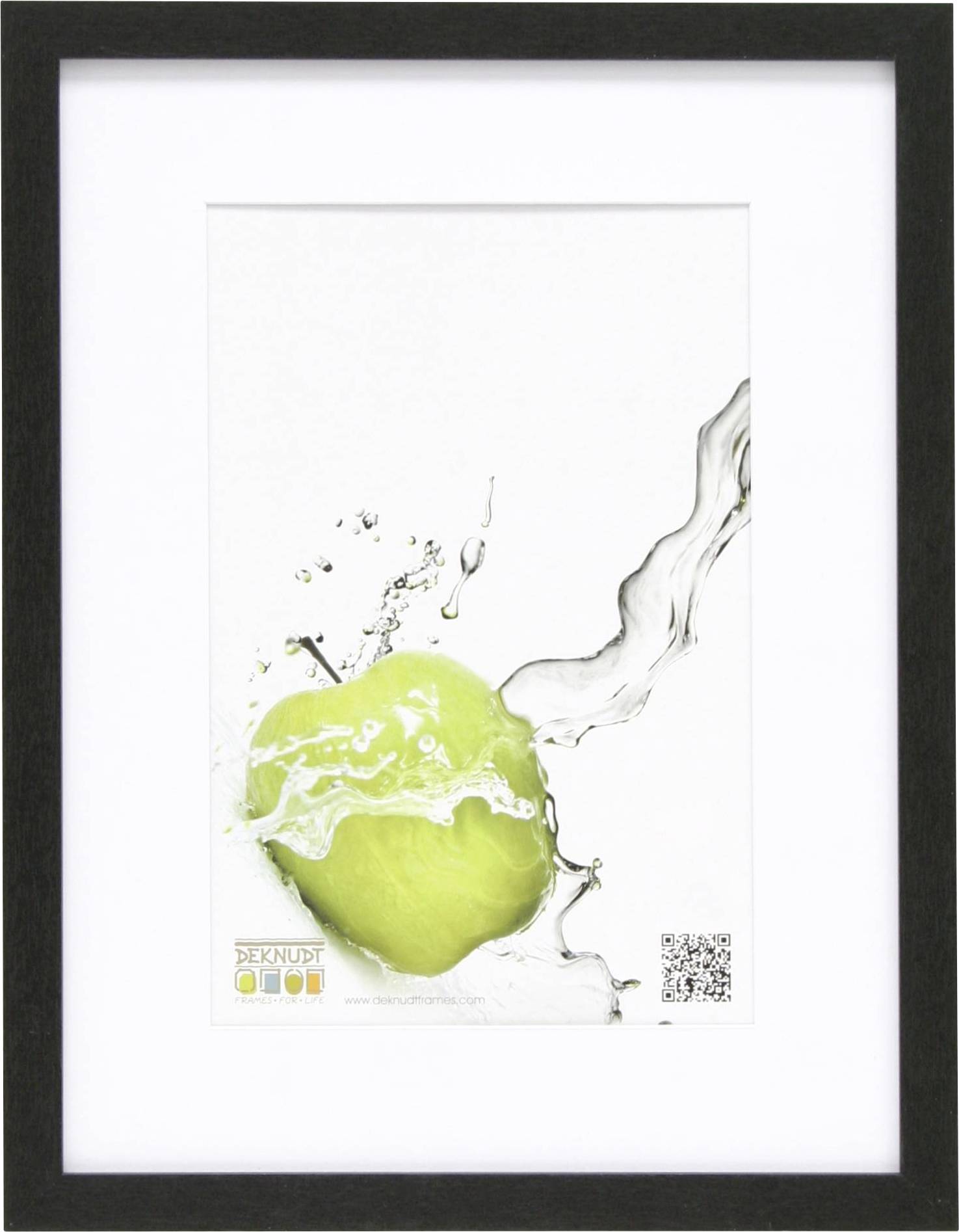 Grüner Apfel von Wasserspritzern umgeben, in schwarz gerahmtem Bild. Unten links steht 'DEKMUP' mit Farbikonen, daneben QR-Code.