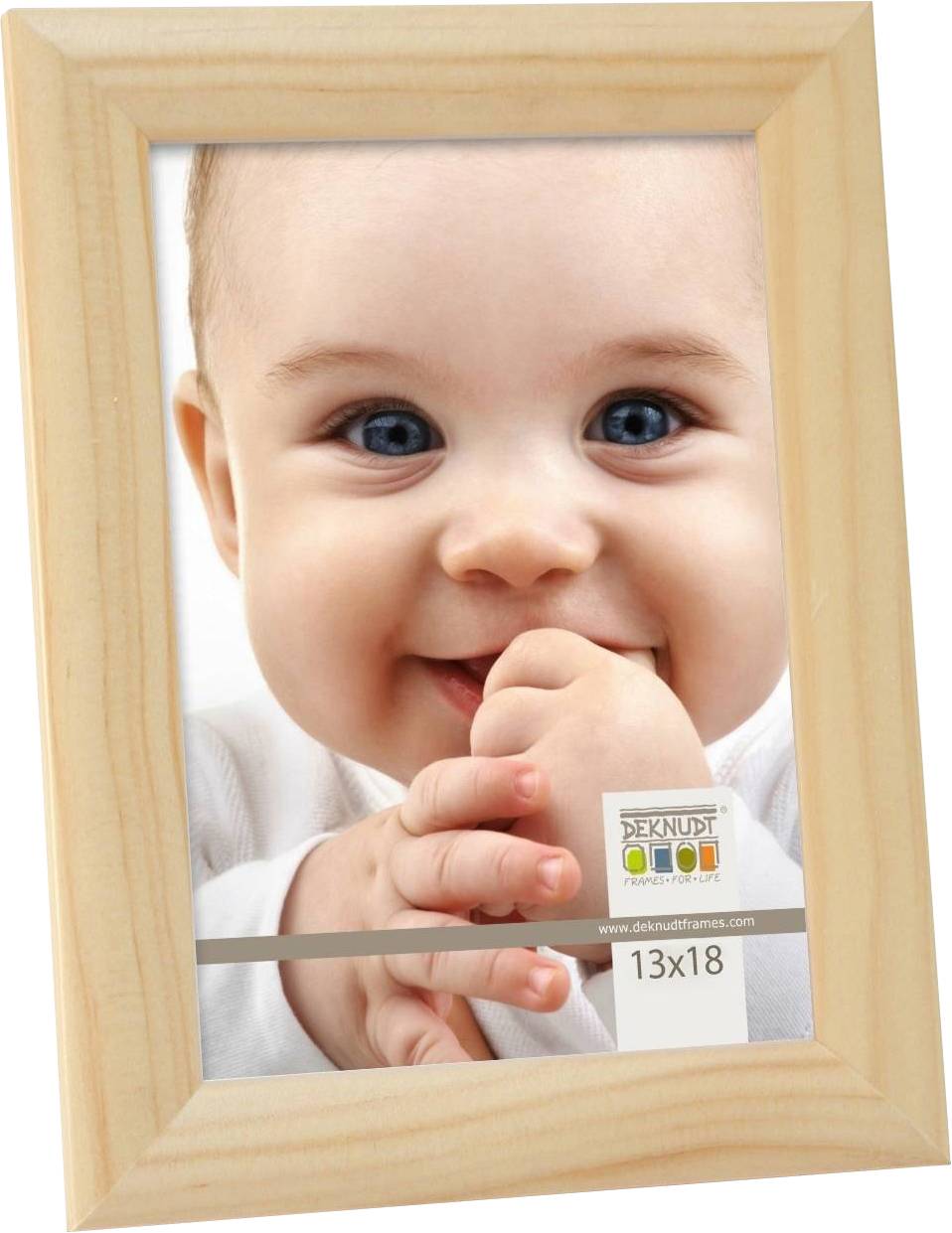 Ein lächelndes Baby im Holzrahmenformat 13x18 cm. Das Baby trägt ein weißes Oberteil und hält seine Hände zum Mund.