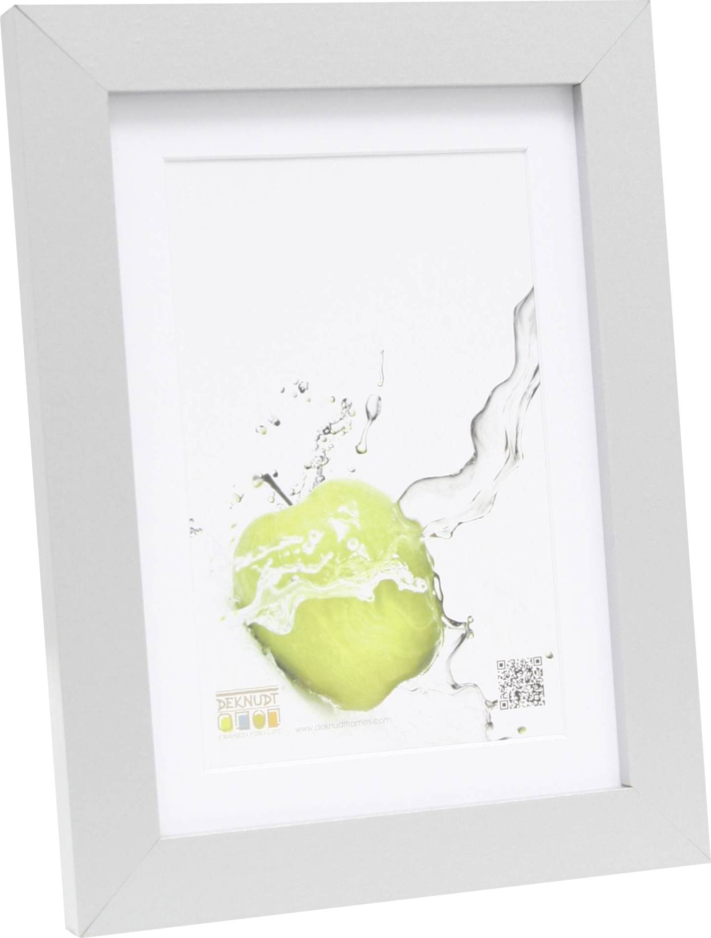 Ein grüner Apfel wird von spritzendem Wasser umgeben, in einem weißen Rahmen präsentiert.