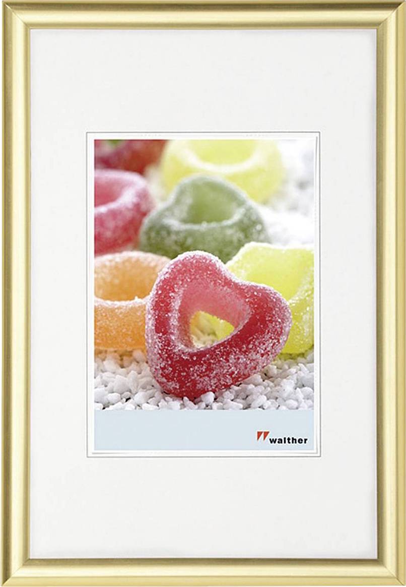Ein goldgerahmtes Bild mit bunten gezuckerten Fruchtgummis, das im Vordergrund ein rotes Herz zeigt.