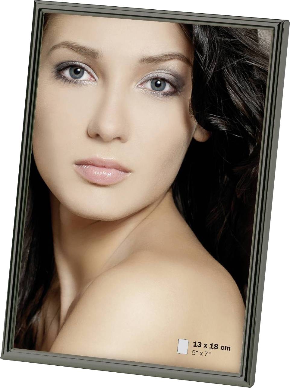 Porträt einer Frau mit langen dunklen Haaren, neutralem Gesichtsausdruck und hellen Augen im schwarzen Rahmen.