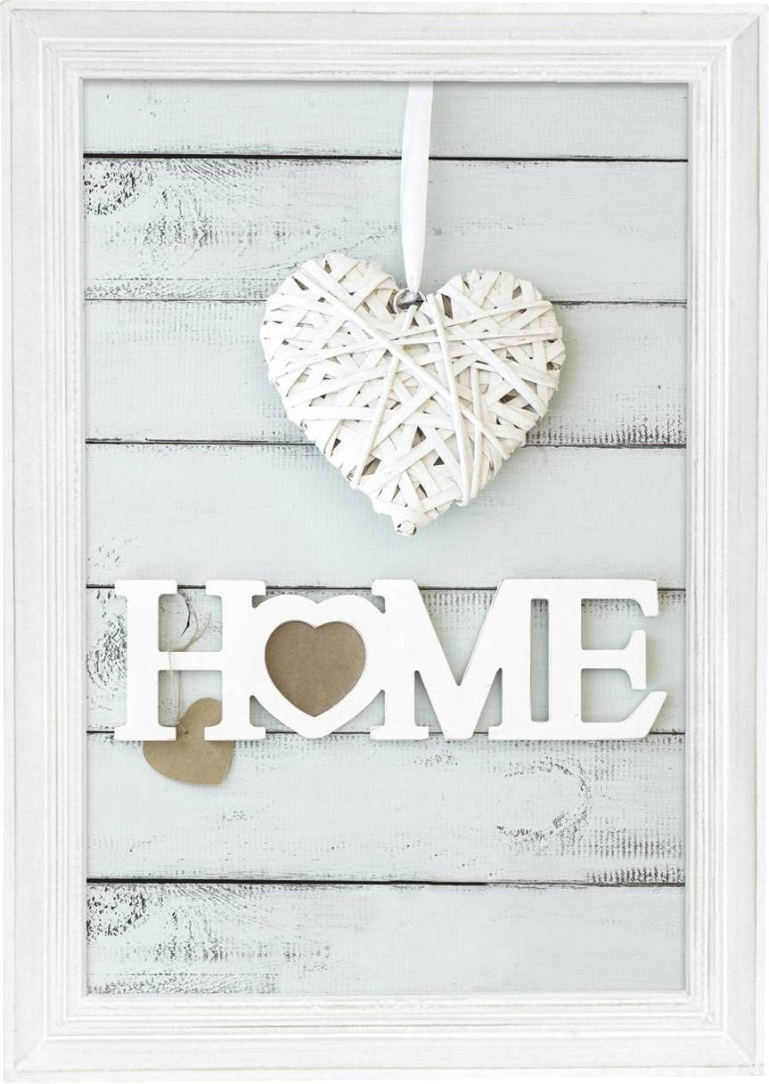 Ein gerahmtes Bild zeigt ein Herz aus Schnur und das Wort 'HOME', wobei das 'O' durch ein Herz ersetzt ist. Hintergrund aus verwittertem Holz.