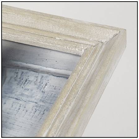 Ein Eckbereich eines rustikalen Holzrahmens mit sichtbarer Holzmaserung und abgenutztem Look, zeigt den Detailreichtum des Materials.