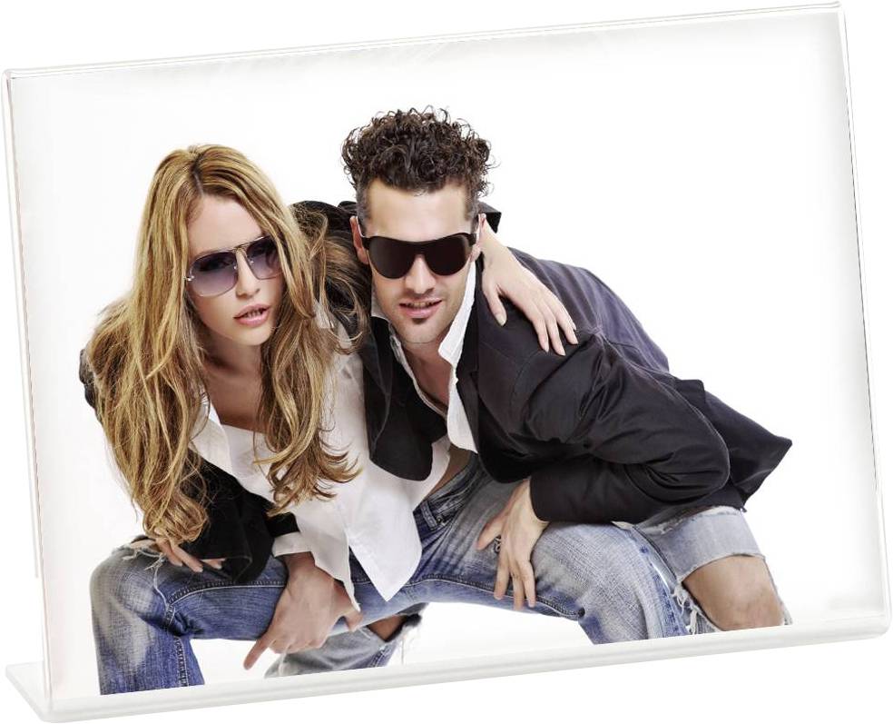 Ein Mann und eine Frau posieren modisch mit Sonnenbrillen, beide tragen lässige Kleidung.