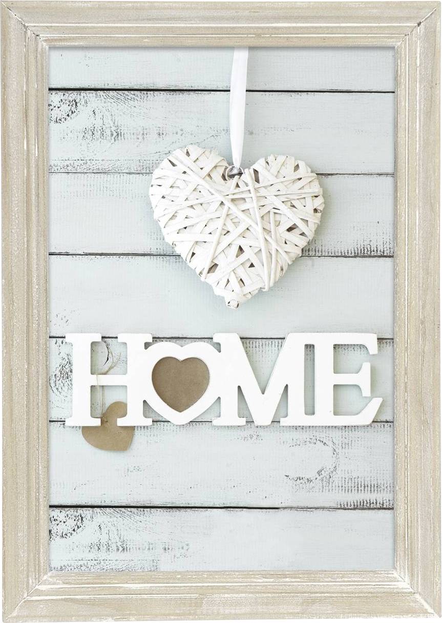 Ein gerahmtes Bild zeigt das Wort 'HOME' in weißen Buchstaben und ein geflochtenes Herz darüber. Es hängt an einer blauen Holzwand.