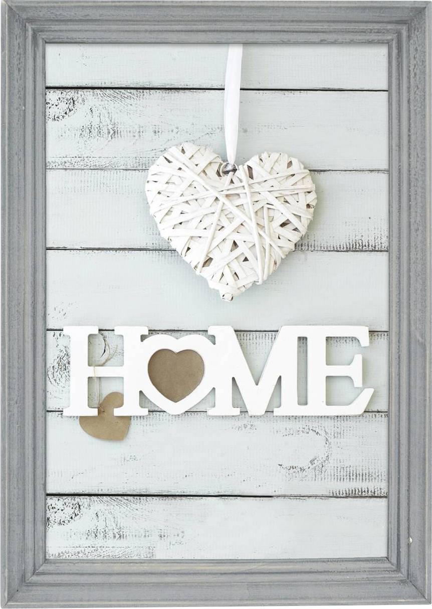 Herzförmige Deko über dem Wort 'Home' auf weiß-blauem Holz-Hintergrund. Rustikales Design mit einem taupefarbenen Herzen im 'O'.