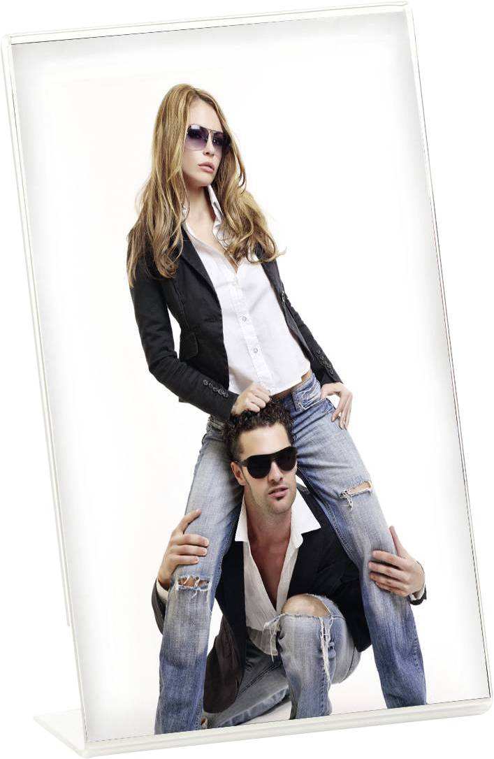 Ein Mann kniet mit zerrissener Jeans und Sonnenbrille, während eine Frau mit Sonnenbrille auf seinen Schultern sitzt, beide in lässiger Kleidung.