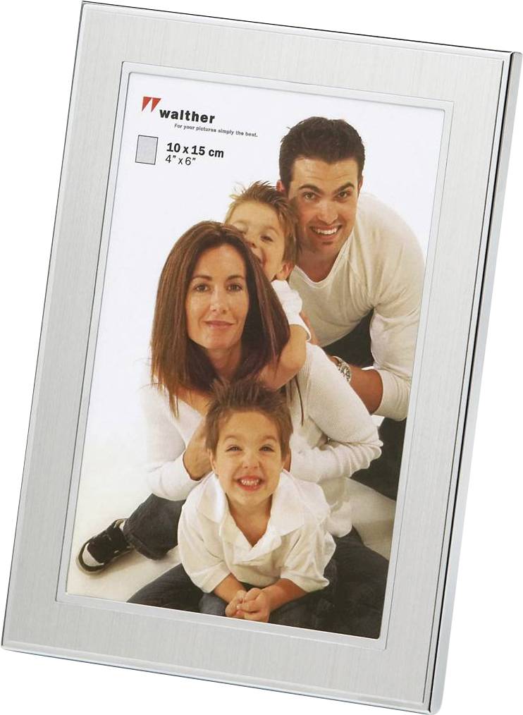 Eine Familie mit zwei Erwachsenen und zwei Kindern, die fröhlich in die Kamera lächeln, posiert für ein Foto in einem Bilderrahmen.