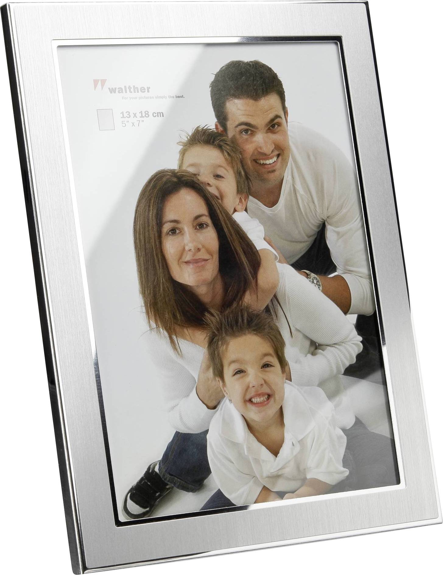 Eine Familie mit zwei Erwachsenen und zwei Kindern lächelt gemeinsam in die Kamera. Sie tragen weiße Kleidung und sitzen dicht beieinander.