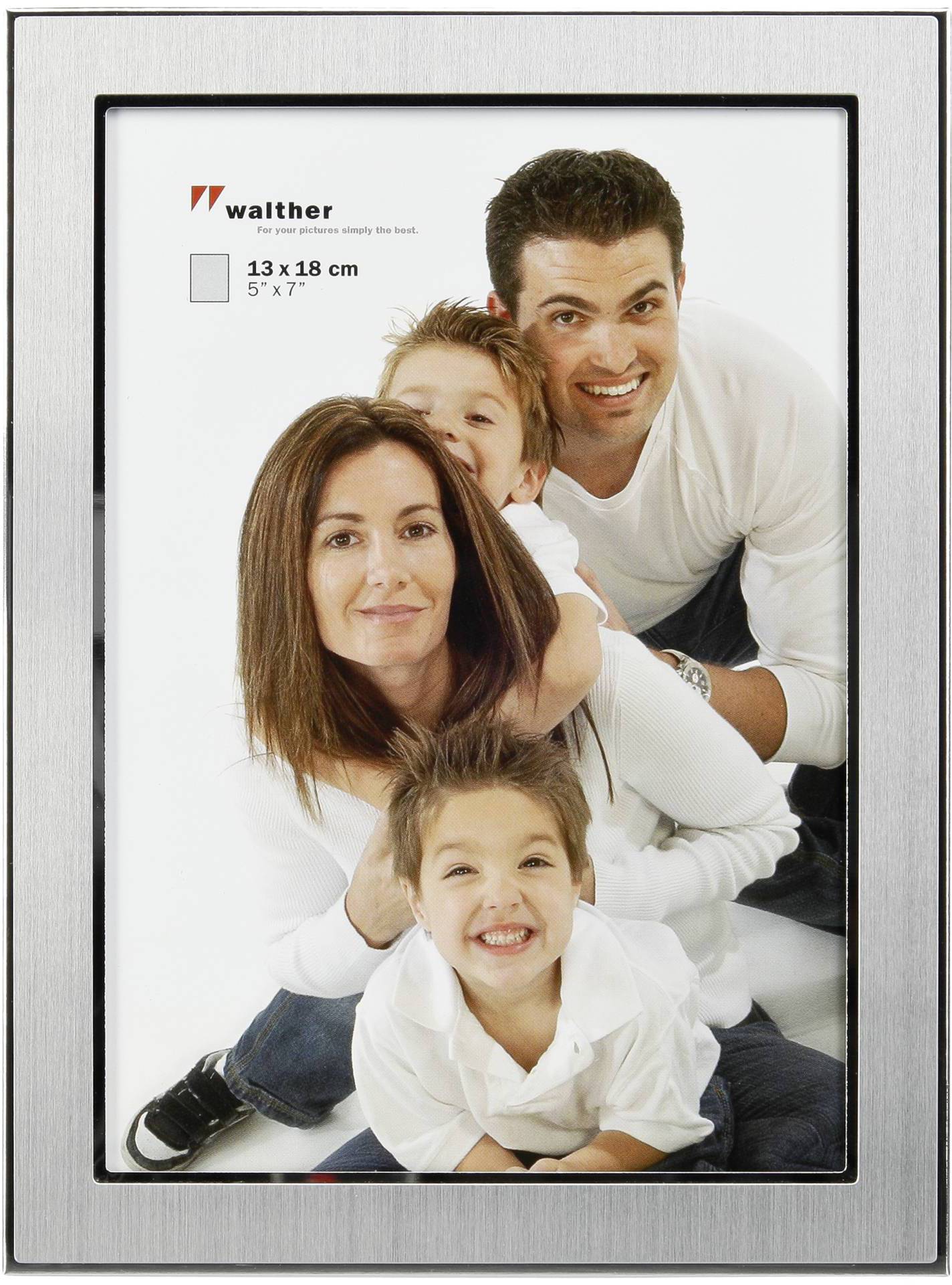 Familienporträt in einem Fotorahmen. Ein Mann und eine Frau lächeln, während zwei Kinder fröhlich auf ihnen sitzen.