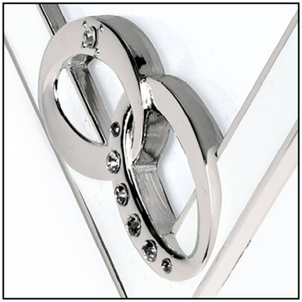 Unendlichkeitssymbol aus Metall in stilvoller, glänzender Optik mit eingravierten Diamanten als dekoratives Element.