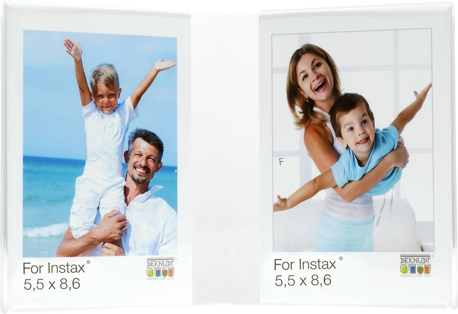 Zwei fröhliche Familienporträts in hellem Fotobuchrahmen: links Vater und Sohn am Strand, rechts Mutter mit Sohn lachend im Wohnzimmer.